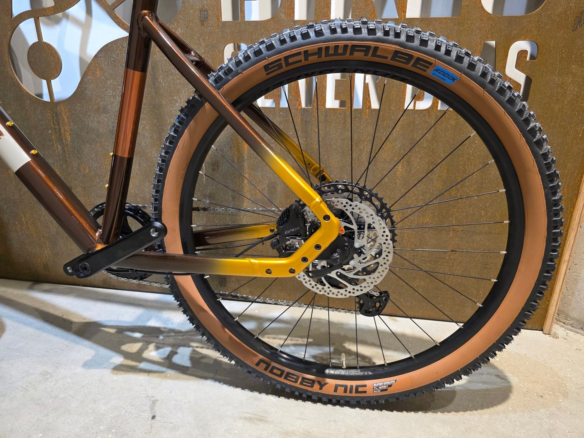 Gravel/Cyclocross von Diamant, DIAMANT 140 STEPOVER / MOKKALATTE DUOTONE / L vor USEDBIKES - OB.DE Hintergrund