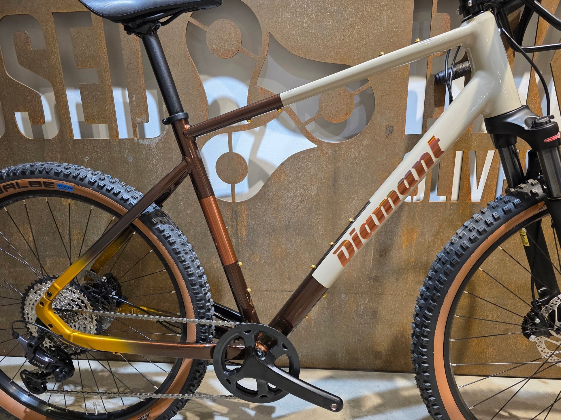 Gravel/Cyclocross von Diamant, DIAMANT 140 STEPOVER / MOKKALATTE DUOTONE / L vor USEDBIKES - OB.DE Hintergrund