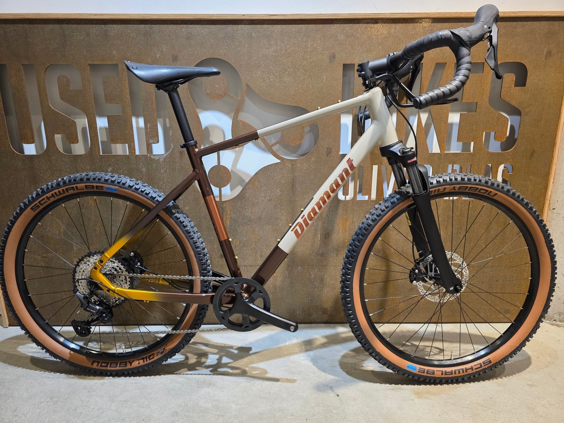 Gravel/Cyclocross von Diamant, DIAMANT 140 STEPOVER / MOKKALATTE DUOTONE / L vor USEDBIKES - OB.DE Hintergrund