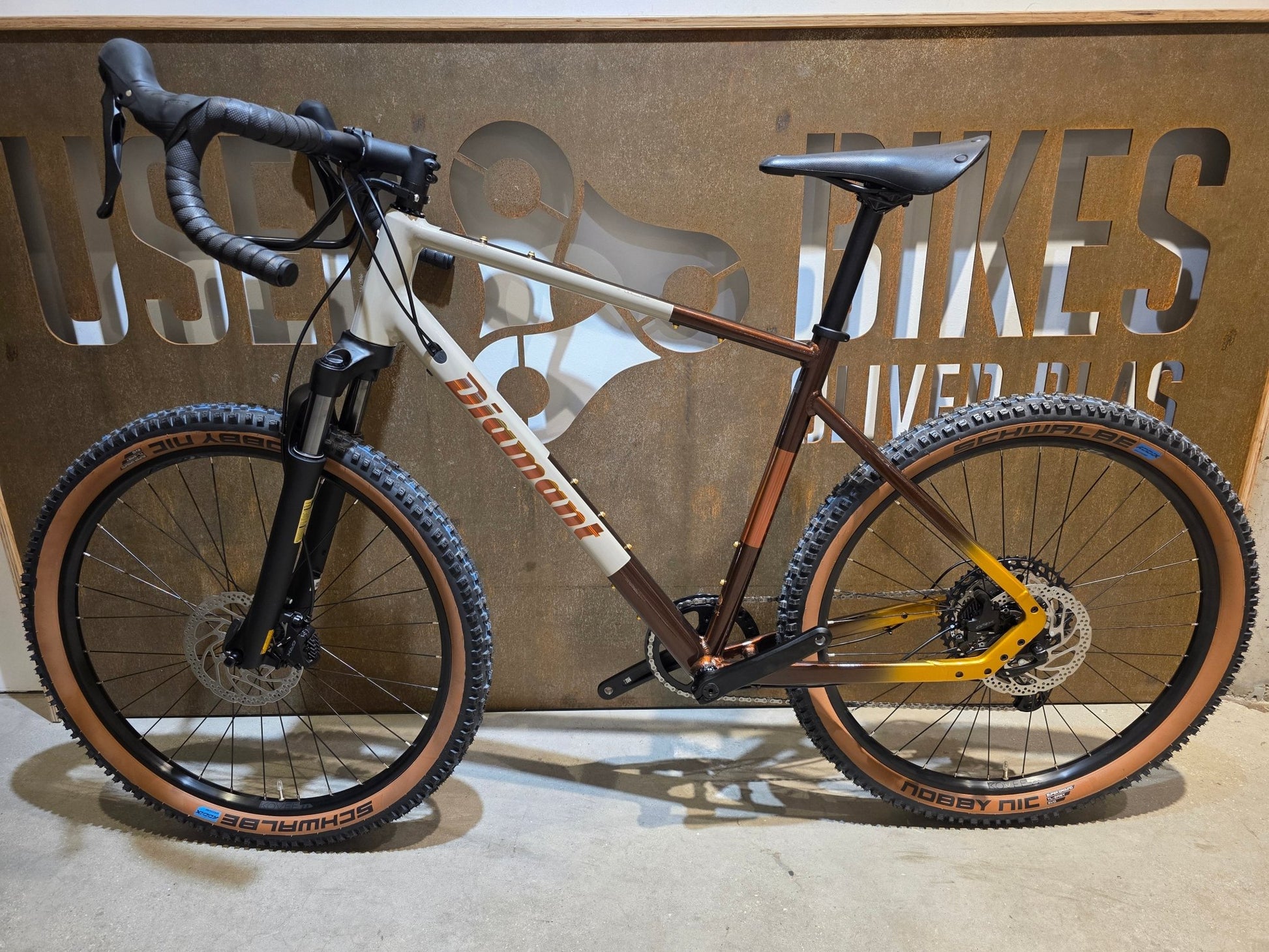 Gravel/Cyclocross von Diamant, DIAMANT 140 STEPOVER / MOKKALATTE DUOTONE / L vor USEDBIKES - OB.DE Hintergrund