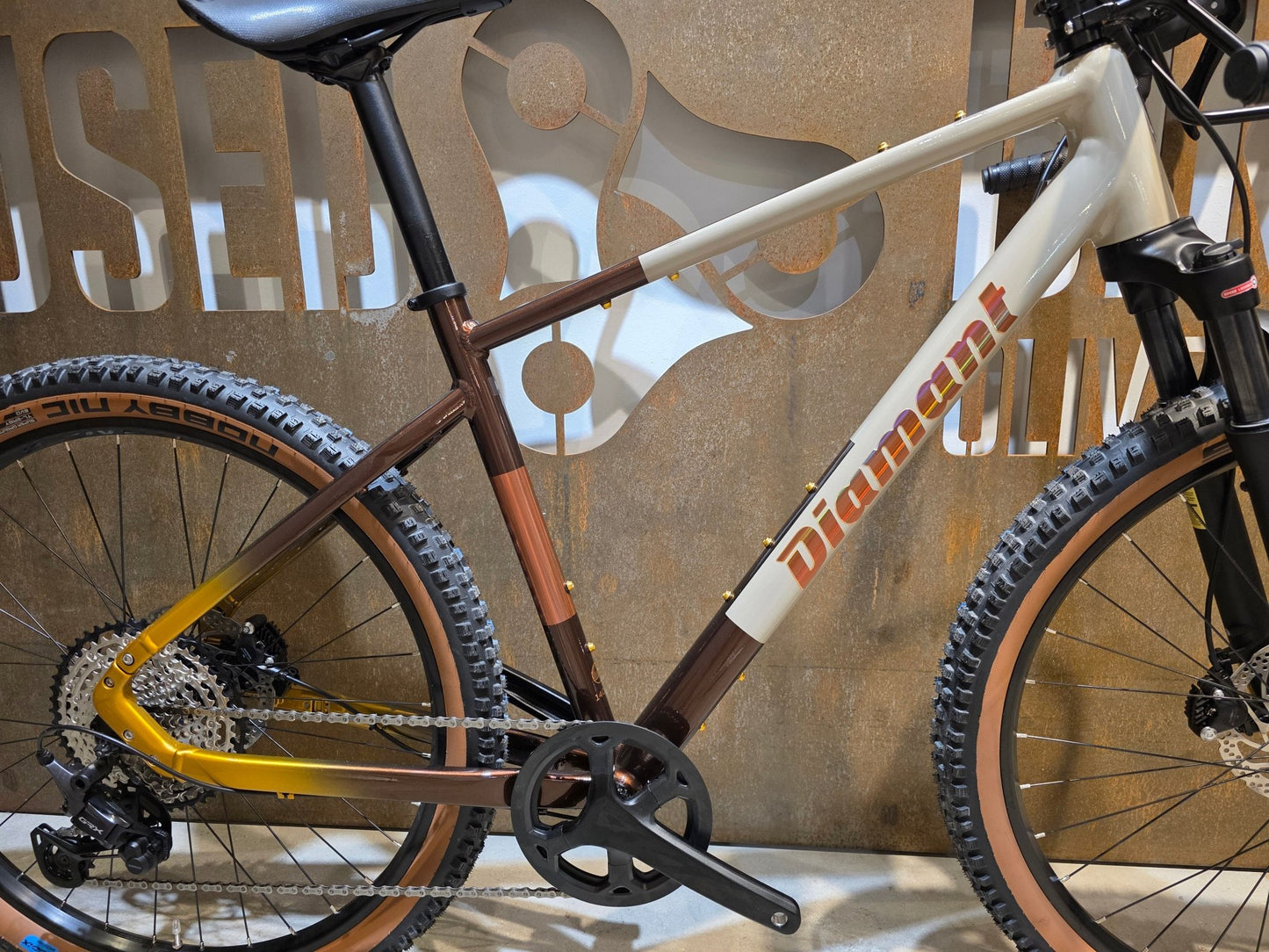 Gravel/Cyclocross von Diamant, DIAMANT 140 STEPOVER / MOKKALATTE DUOTONE / M vor USEDBIKES - OB.DE Hintergrund
