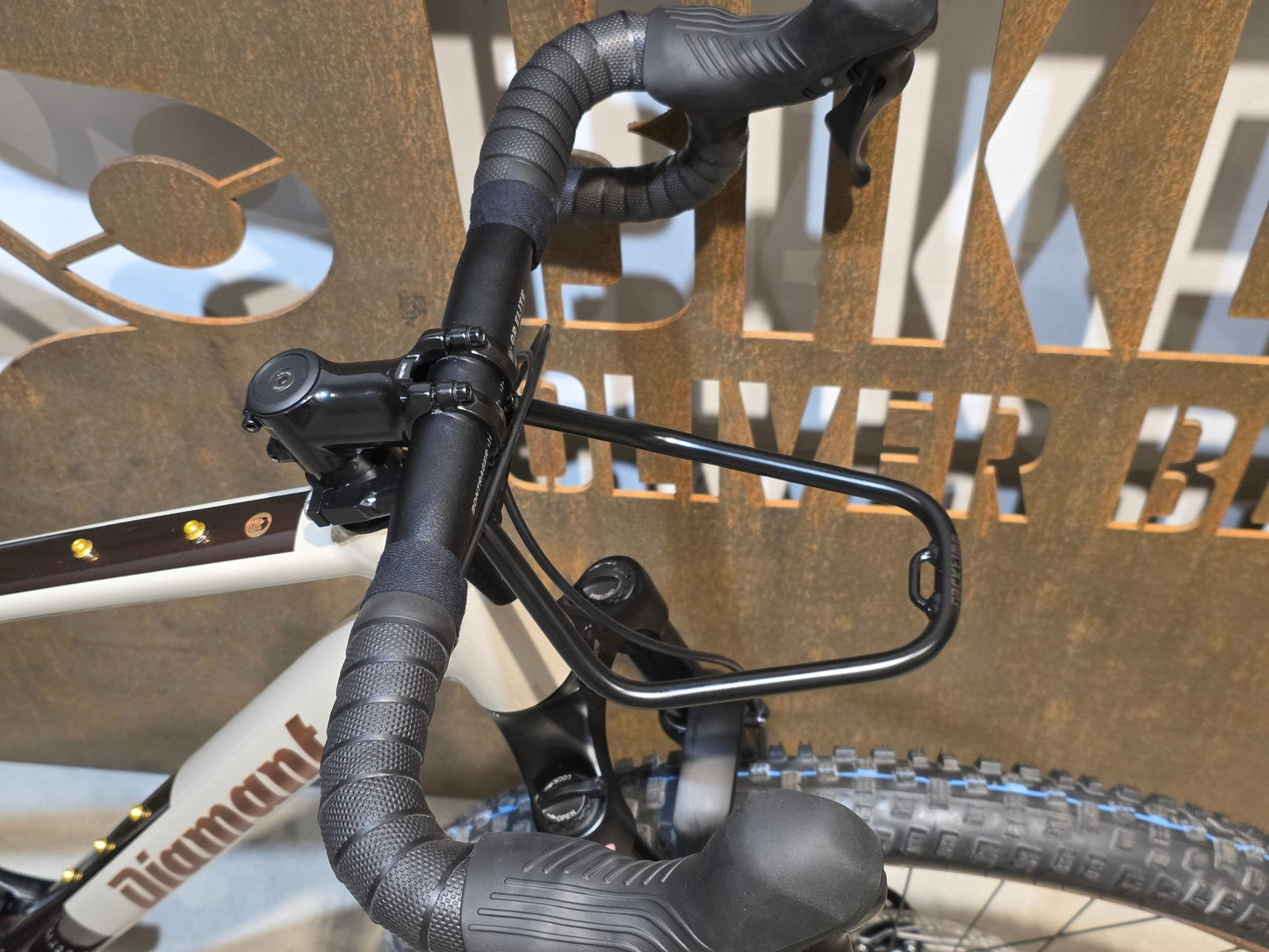 Gravel/Cyclocross von Diamant, DIAMANT 140 STEPOVER / MOKKALATTE DUOTONE / M vor USEDBIKES - OB.DE Hintergrund