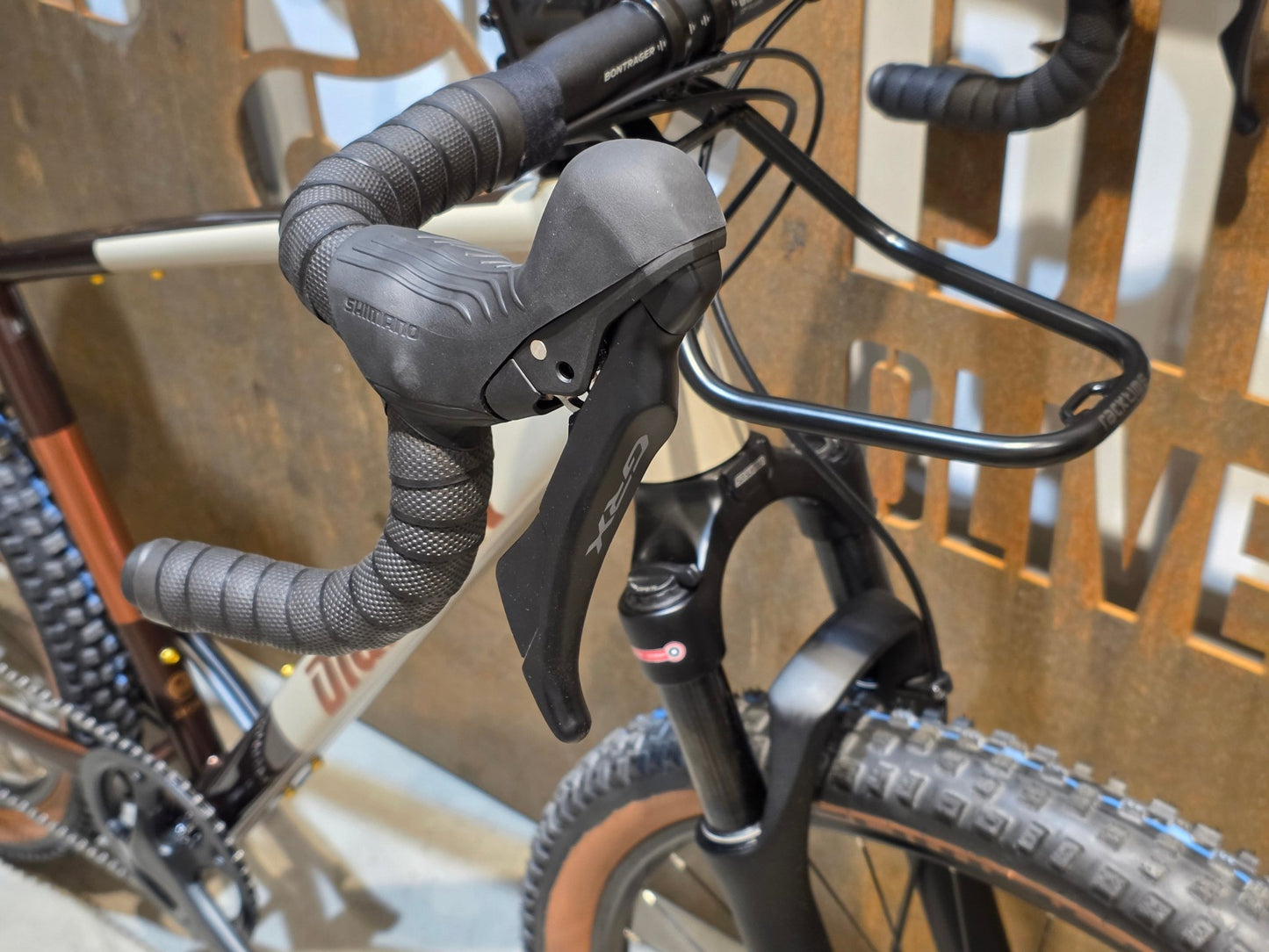 Gravel/Cyclocross von Diamant, DIAMANT 140 STEPOVER / MOKKALATTE DUOTONE / M vor USEDBIKES - OB.DE Hintergrund