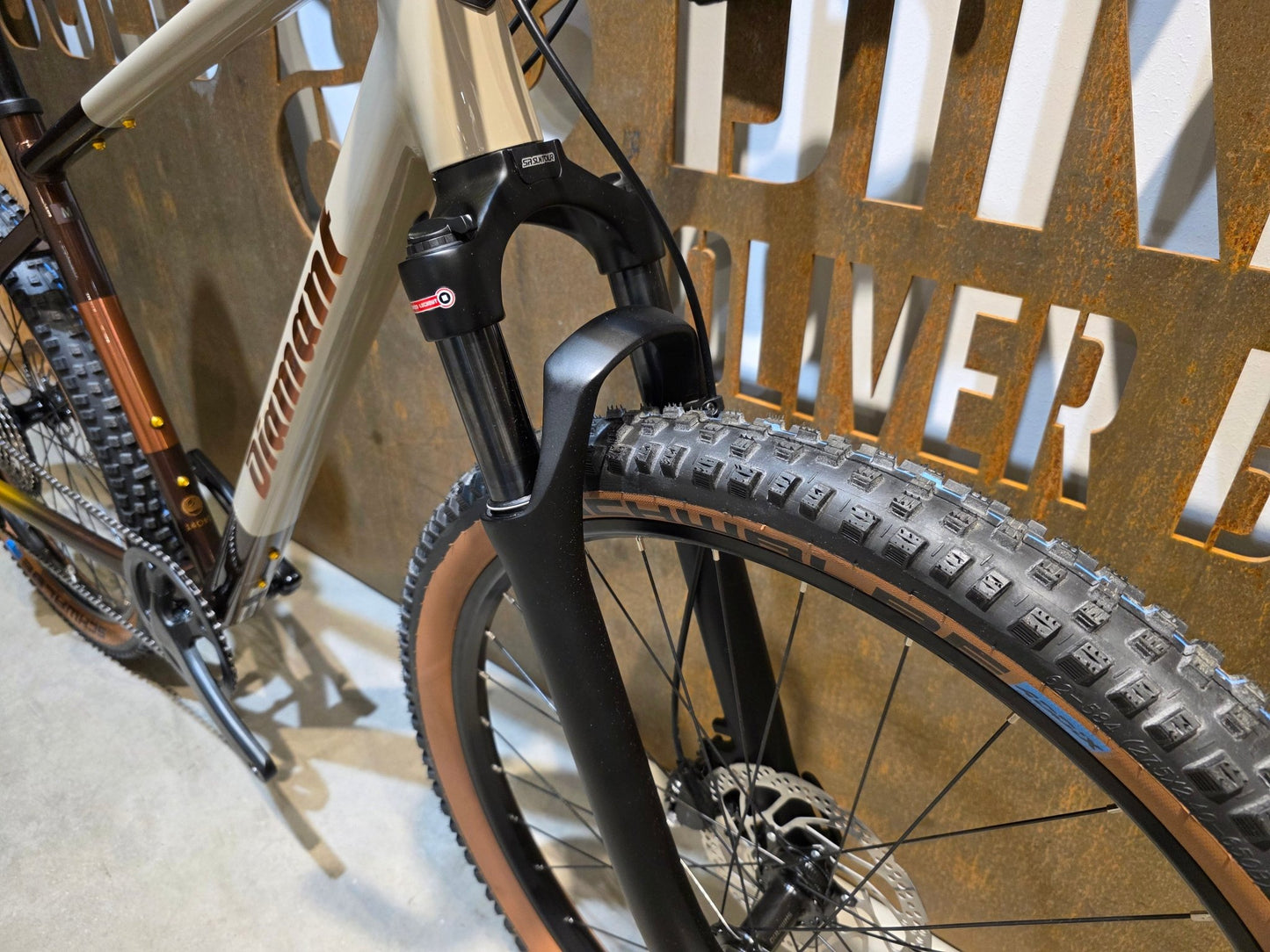 Gravel/Cyclocross von Diamant, DIAMANT 140 STEPOVER / MOKKALATTE DUOTONE / M vor USEDBIKES - OB.DE Hintergrund