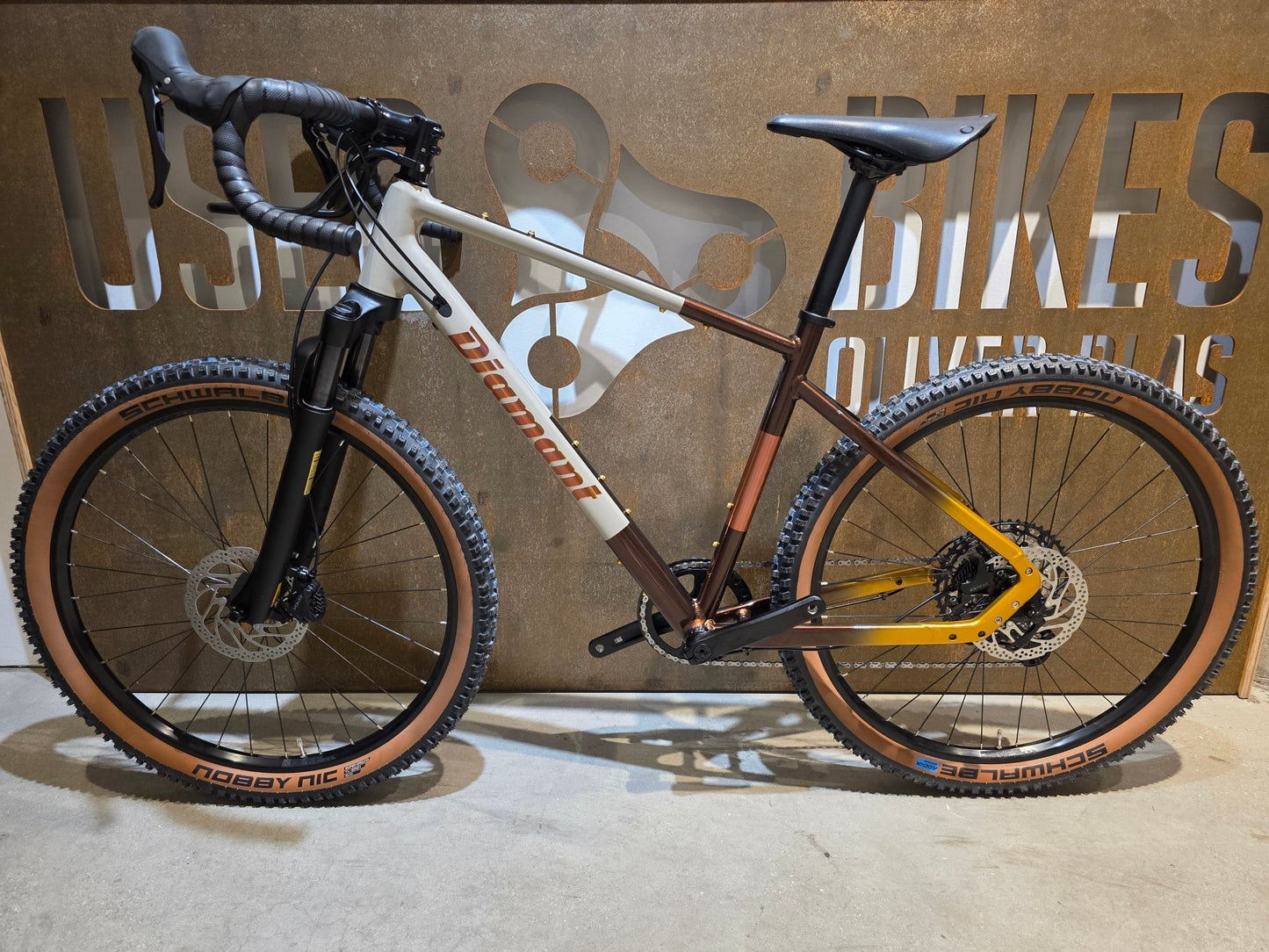 Gravel/Cyclocross von Diamant, DIAMANT 140 STEPOVER / MOKKALATTE DUOTONE / M vor USEDBIKES - OB.DE Hintergrund