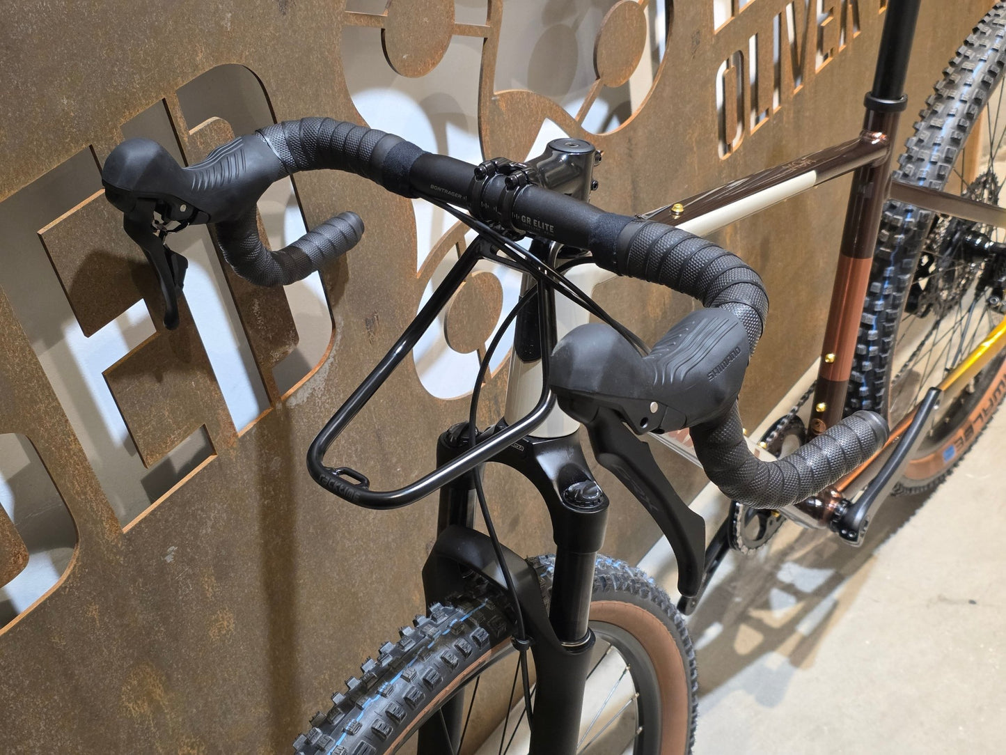 Gravel/Cyclocross von Diamant, DIAMANT 140 STEPOVER / MOKKALATTE DUOTONE / M vor USEDBIKES - OB.DE Hintergrund