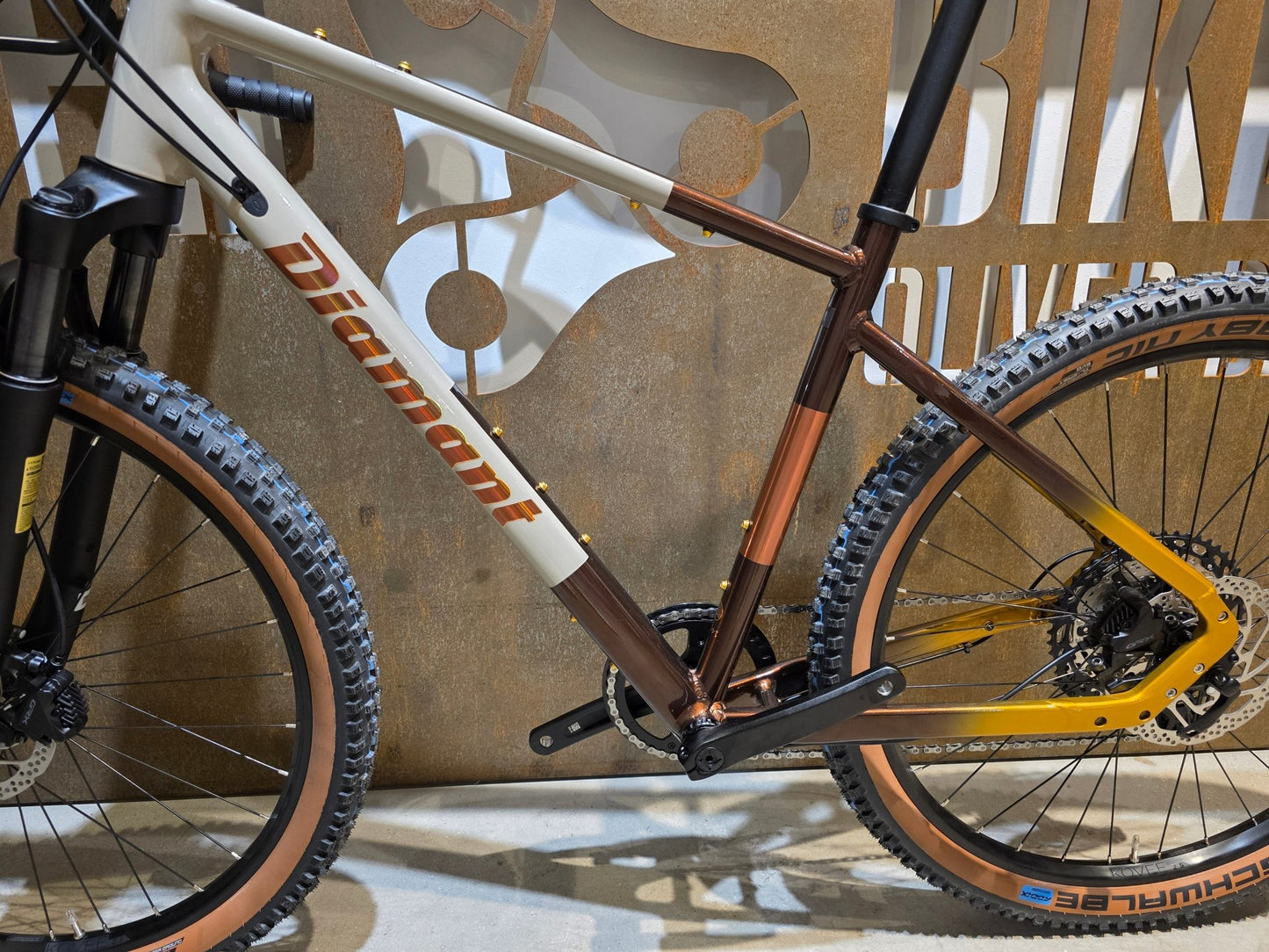 Gravel/Cyclocross von Diamant, DIAMANT 140 STEPOVER / MOKKALATTE DUOTONE / M vor USEDBIKES - OB.DE Hintergrund