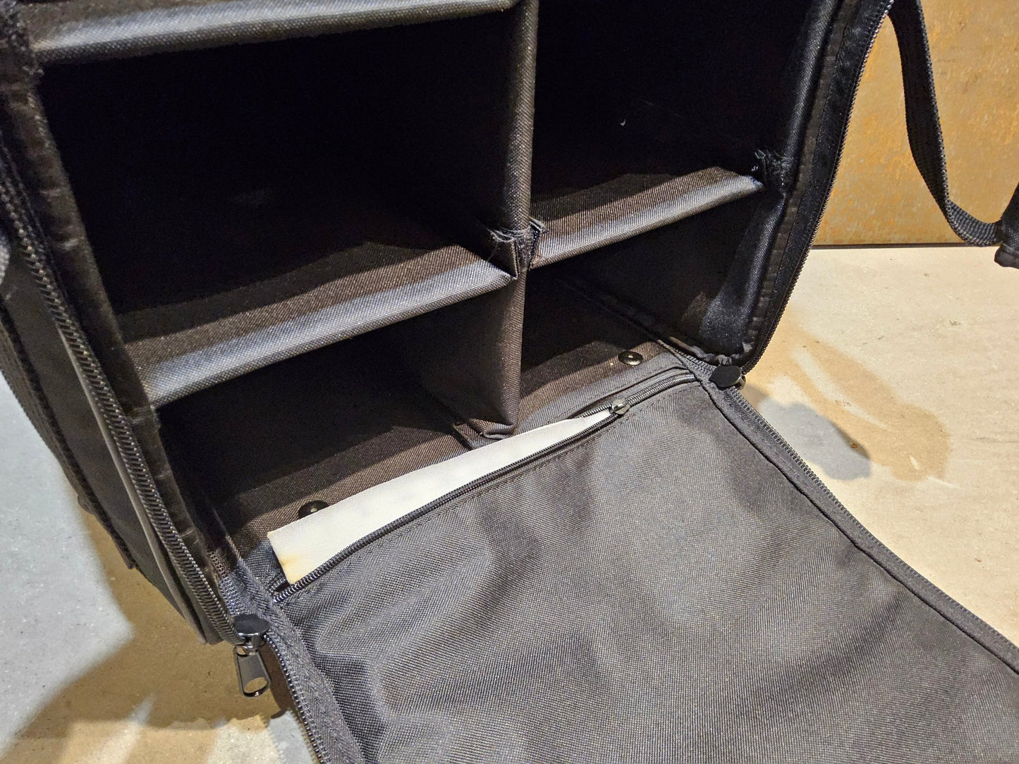 Taschen & Rucksäcke von Dmt, DMT 100 L TRANSPORTKOFFER / TROLLEY vor USEDBIKES - OB.DE Hintergrund
