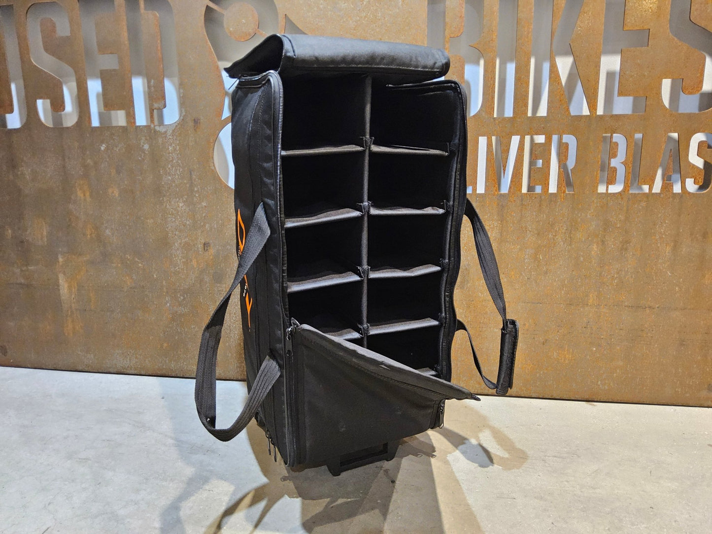 Taschen & Rucksäcke von Dmt, DMT 100 L TRANSPORTKOFFER / TROLLEY vor USEDBIKES - OB.DE Hintergrund
