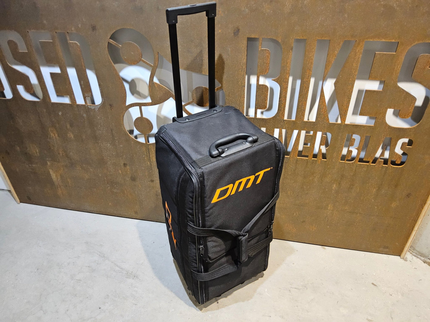 Taschen & Rucksäcke von Dmt, DMT 100 L TRANSPORTKOFFER / TROLLEY vor USEDBIKES - OB.DE Hintergrund