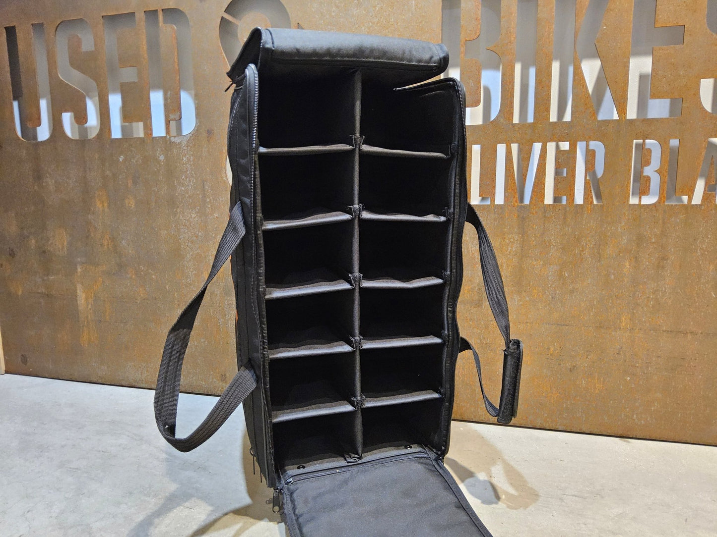 Taschen & Rucksäcke von Dmt, DMT 100 L TRANSPORTKOFFER / TROLLEY vor USEDBIKES - OB.DE Hintergrund