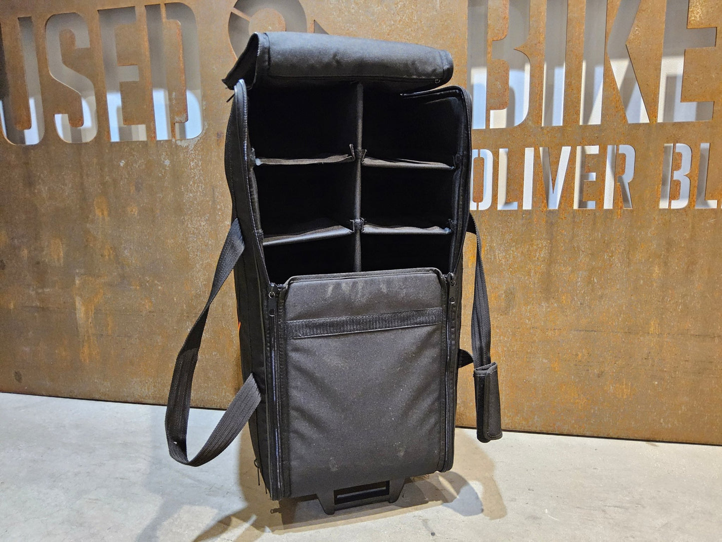 Taschen & Rucksäcke von Dmt, DMT 100 L TRANSPORTKOFFER / TROLLEY vor USEDBIKES - OB.DE Hintergrund