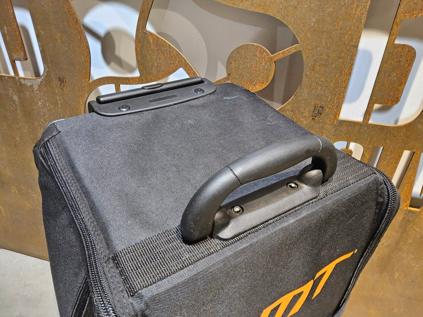 Taschen & Rucksäcke von Dmt, DMT 100 L TRANSPORTKOFFER / TROLLEY vor USEDBIKES - OB.DE Hintergrund