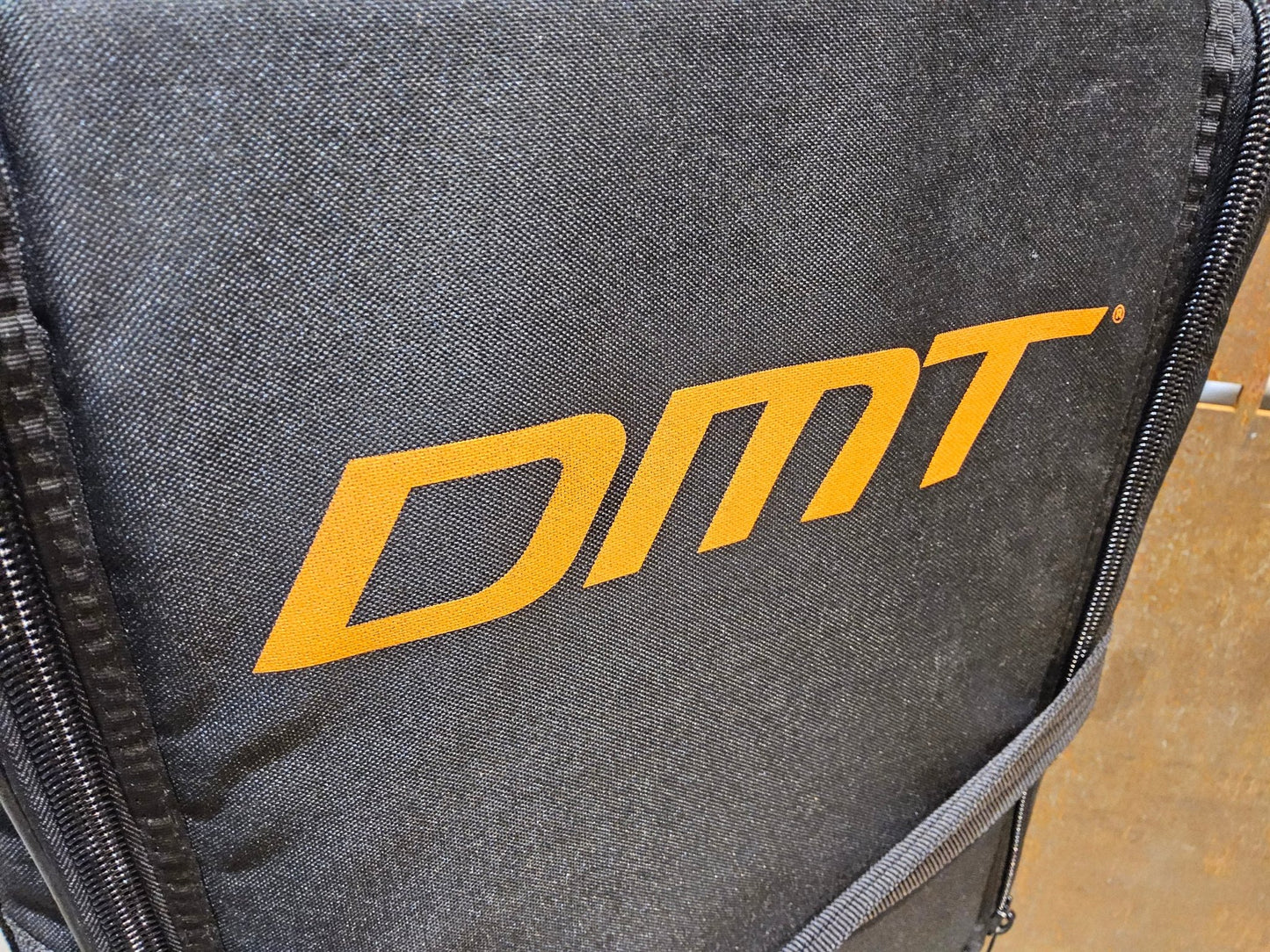 Taschen & Rucksäcke von Dmt, DMT 100 L TRANSPORTKOFFER / TROLLEY vor USEDBIKES - OB.DE Hintergrund