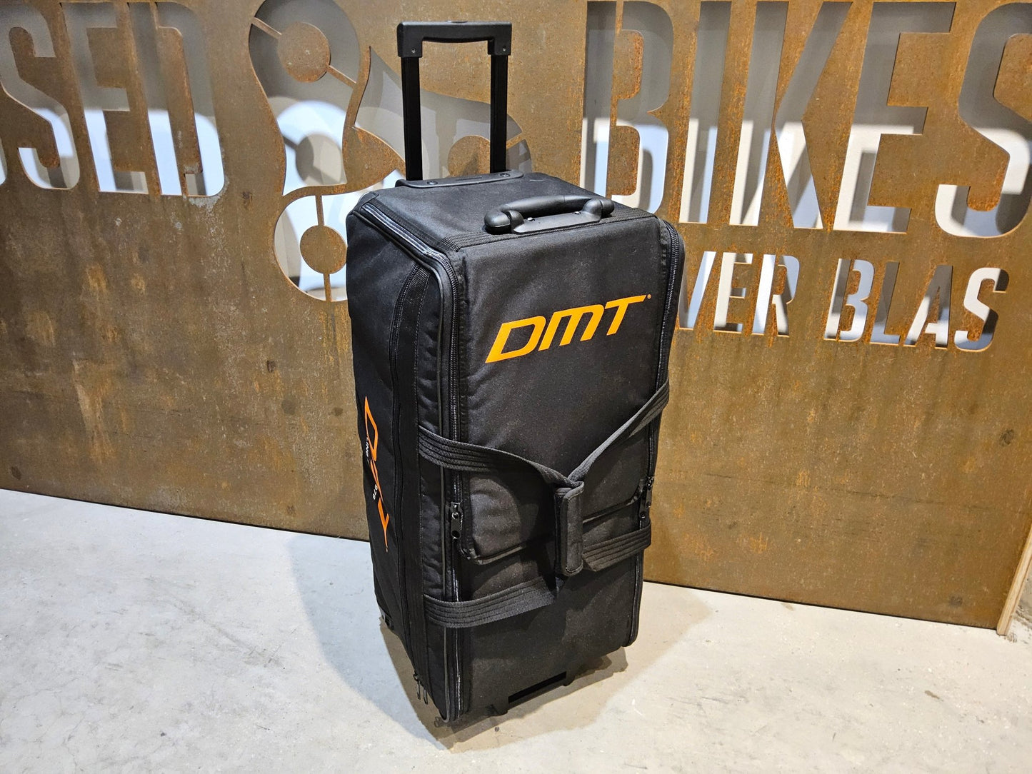 Taschen & Rucksäcke von Dmt, DMT 100 L TRANSPORTKOFFER / TROLLEY vor USEDBIKES - OB.DE Hintergrund