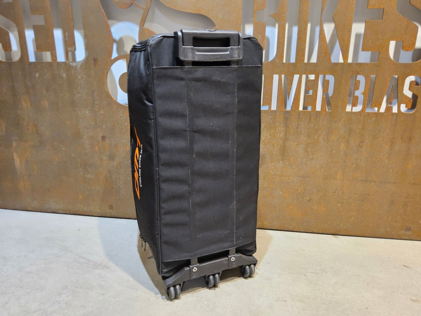 Taschen & Rucksäcke von Dmt, DMT 100 L TRANSPORTKOFFER / TROLLEY vor USEDBIKES - OB.DE Hintergrund