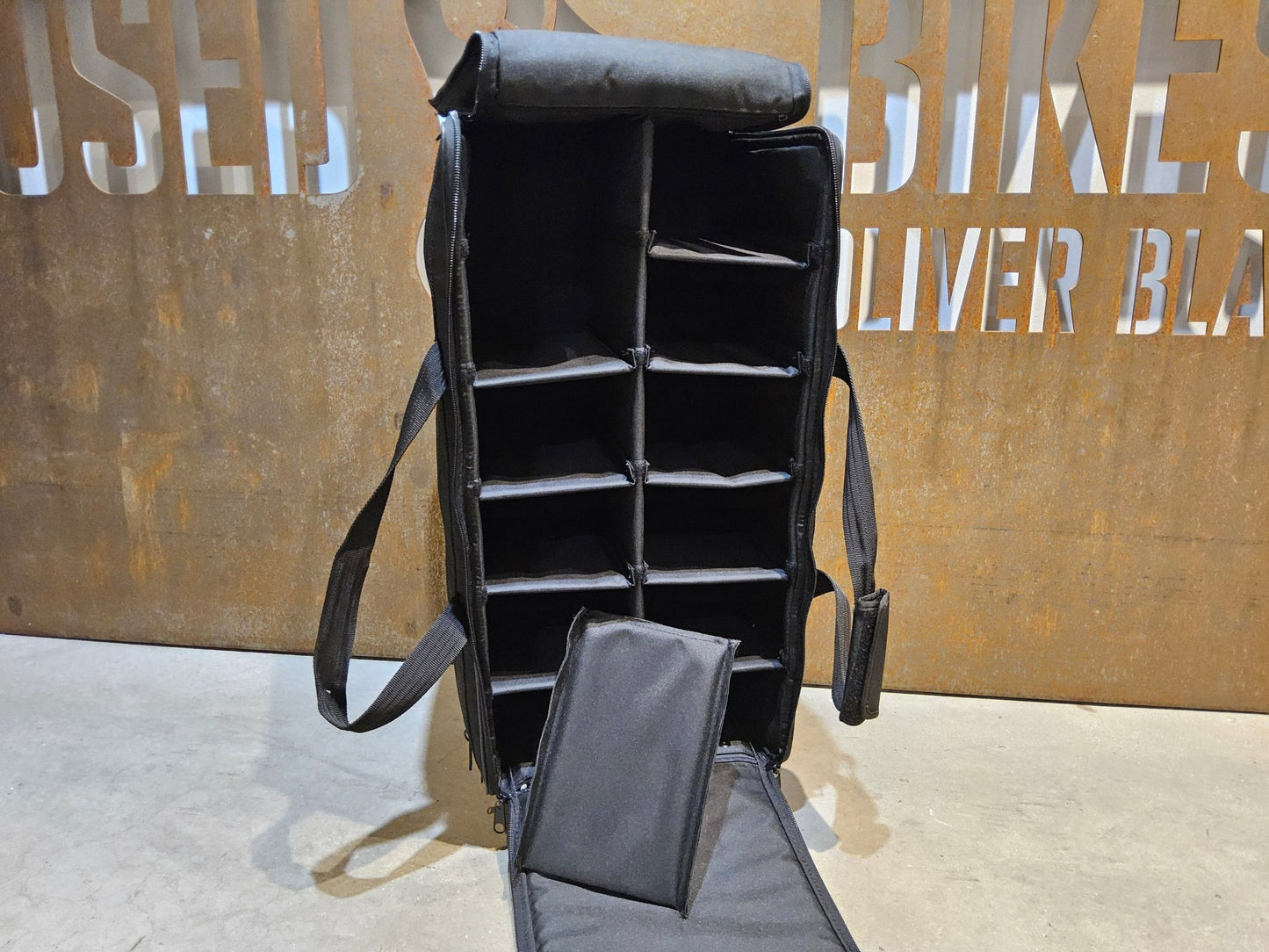 Taschen & Rucksäcke von Dmt, DMT 100 L TRANSPORTKOFFER / TROLLEY vor USEDBIKES - OB.DE Hintergrund