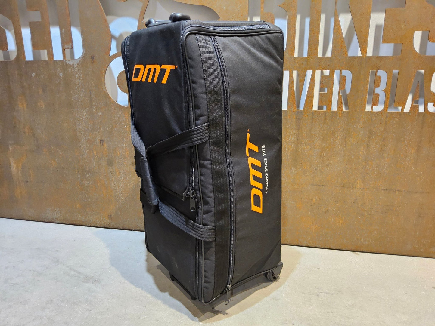 Taschen & Rucksäcke von Dmt, DMT 100 L TRANSPORTKOFFER / TROLLEY vor USEDBIKES - OB.DE Hintergrund