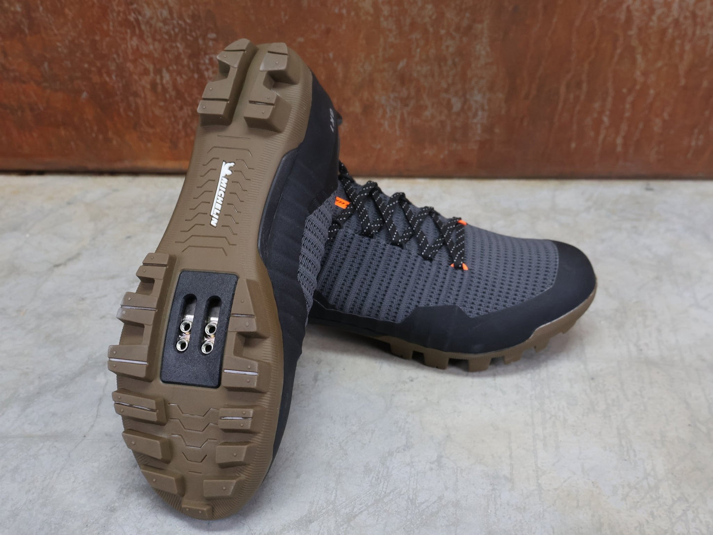 MTB - Herrenschuhe von Dmt, DMT GK1 GRAVEL MOUNTAINBIKESCHUH / SCHWARZ / ANTHRAZIT / UNISEX vor USEDBIKES - OB.DE Hintergrund