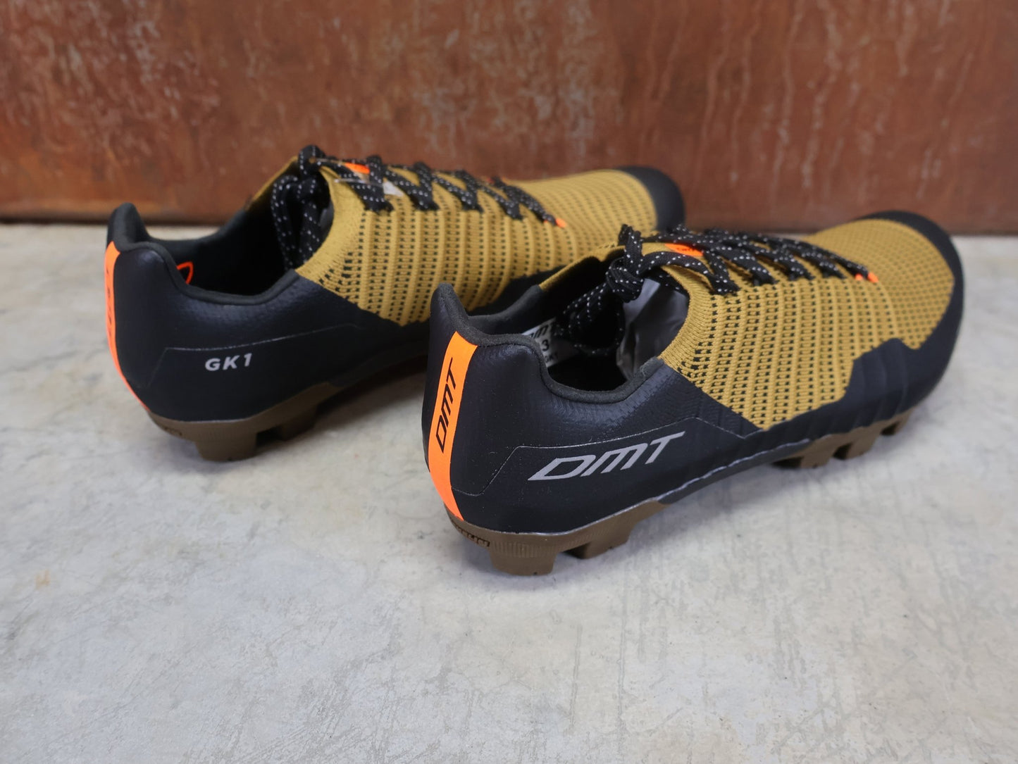 MTB - Herrenschuhe von Dmt, DMT GK1 GRAVEL MOUNTAINBIKESCHUH / SCHWARZ / ORCA / UNISEX vor USEDBIKES - OB.DE Hintergrund