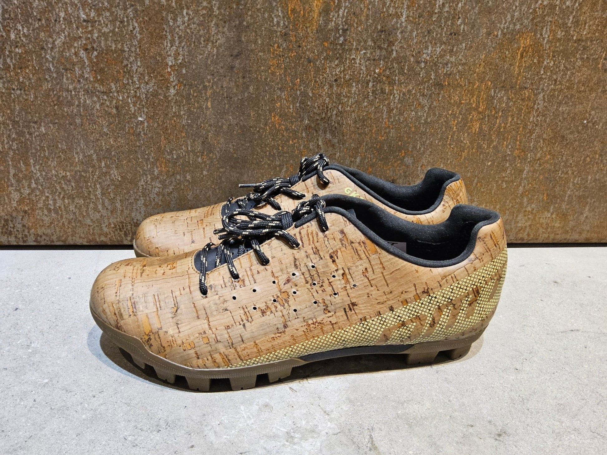 MTB - Herrenschuhe von Dmt, DMT GK1 MOUNTAINBIKESCHUH / KORK/ UNISEX / 44 vor USEDBIKES - OB.DE Hintergrund