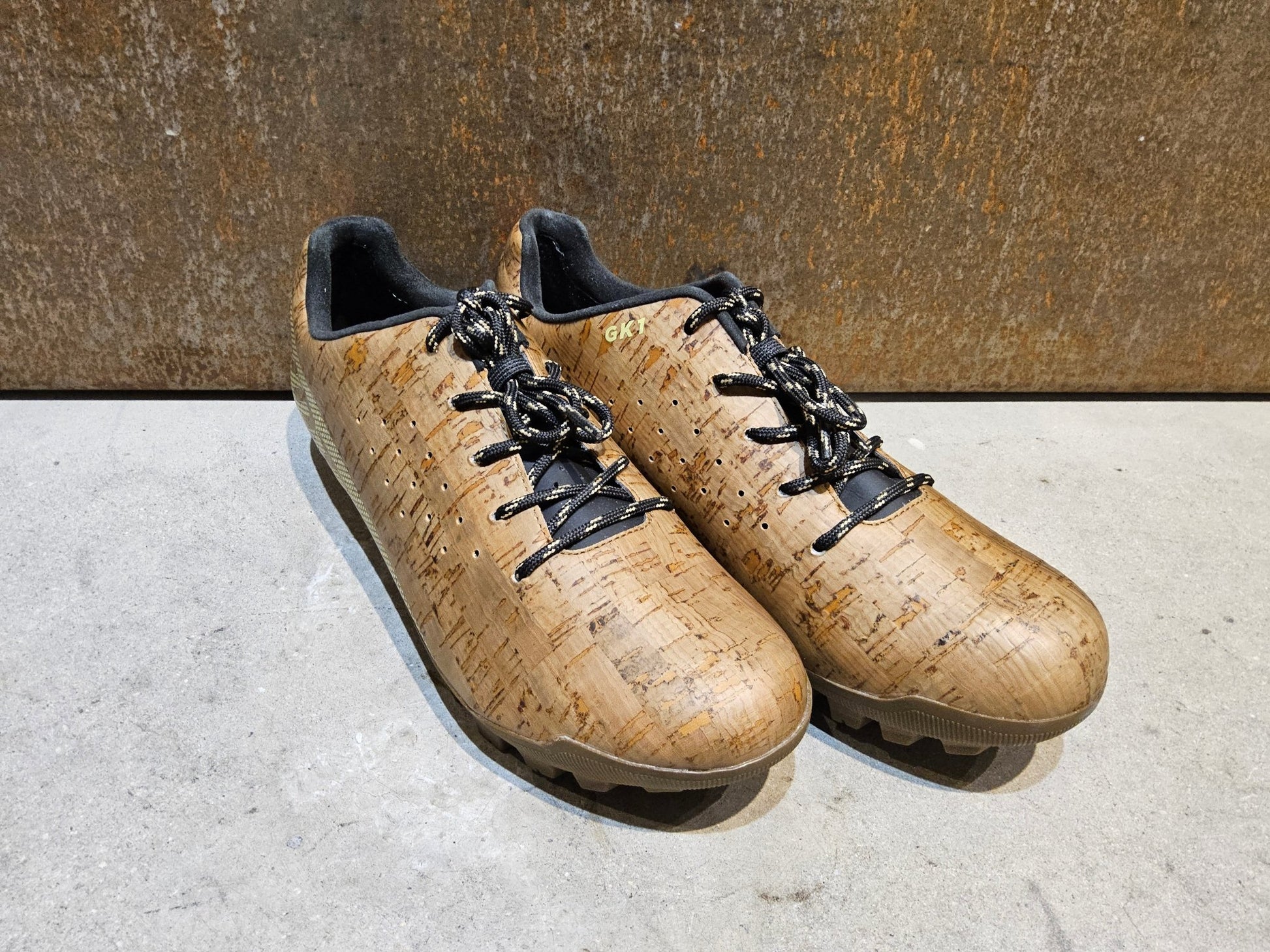 MTB - Herrenschuhe von Dmt, DMT GK1 MOUNTAINBIKESCHUH / KORK/ UNISEX / 44 vor USEDBIKES - OB.DE Hintergrund