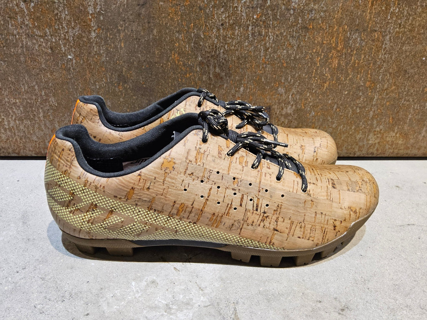MTB - Herrenschuhe von Dmt, DMT GK1 MOUNTAINBIKESCHUH / KORK/ UNISEX / 44 vor USEDBIKES - OB.DE Hintergrund
