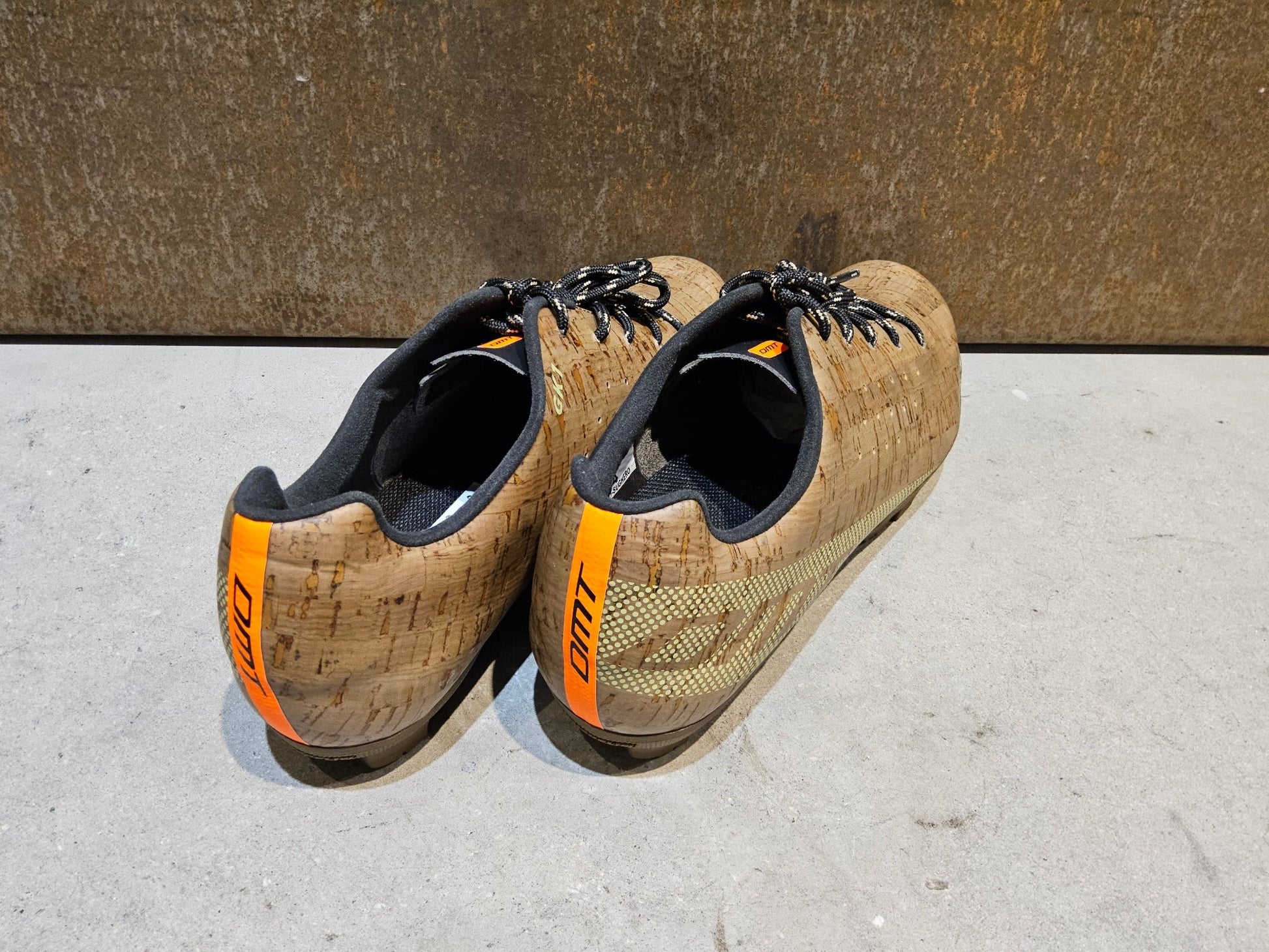 MTB - Herrenschuhe von Dmt, DMT GK1 MOUNTAINBIKESCHUH / KORK/ UNISEX / 44 vor USEDBIKES - OB.DE Hintergrund