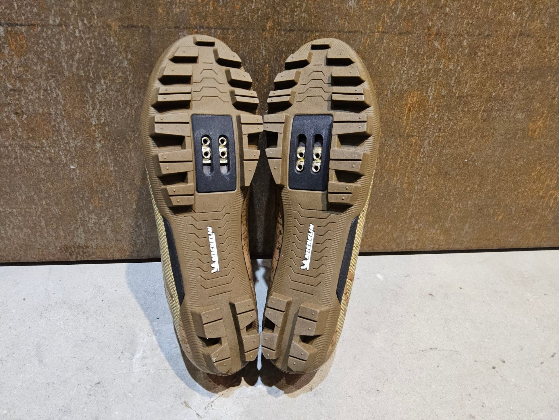 MTB - Herrenschuhe von Dmt, DMT GK1 MOUNTAINBIKESCHUH / KORK/ UNISEX / 44 vor USEDBIKES - OB.DE Hintergrund