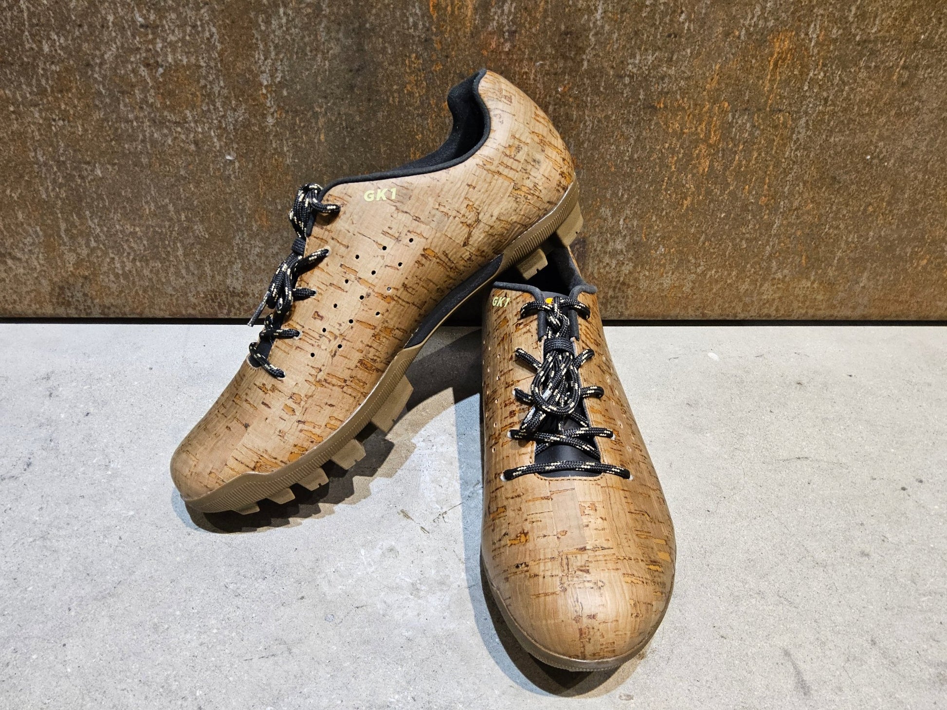 MTB - Herrenschuhe von Dmt, DMT GK1 MOUNTAINBIKESCHUH / KORK/ UNISEX / 44 vor USEDBIKES - OB.DE Hintergrund