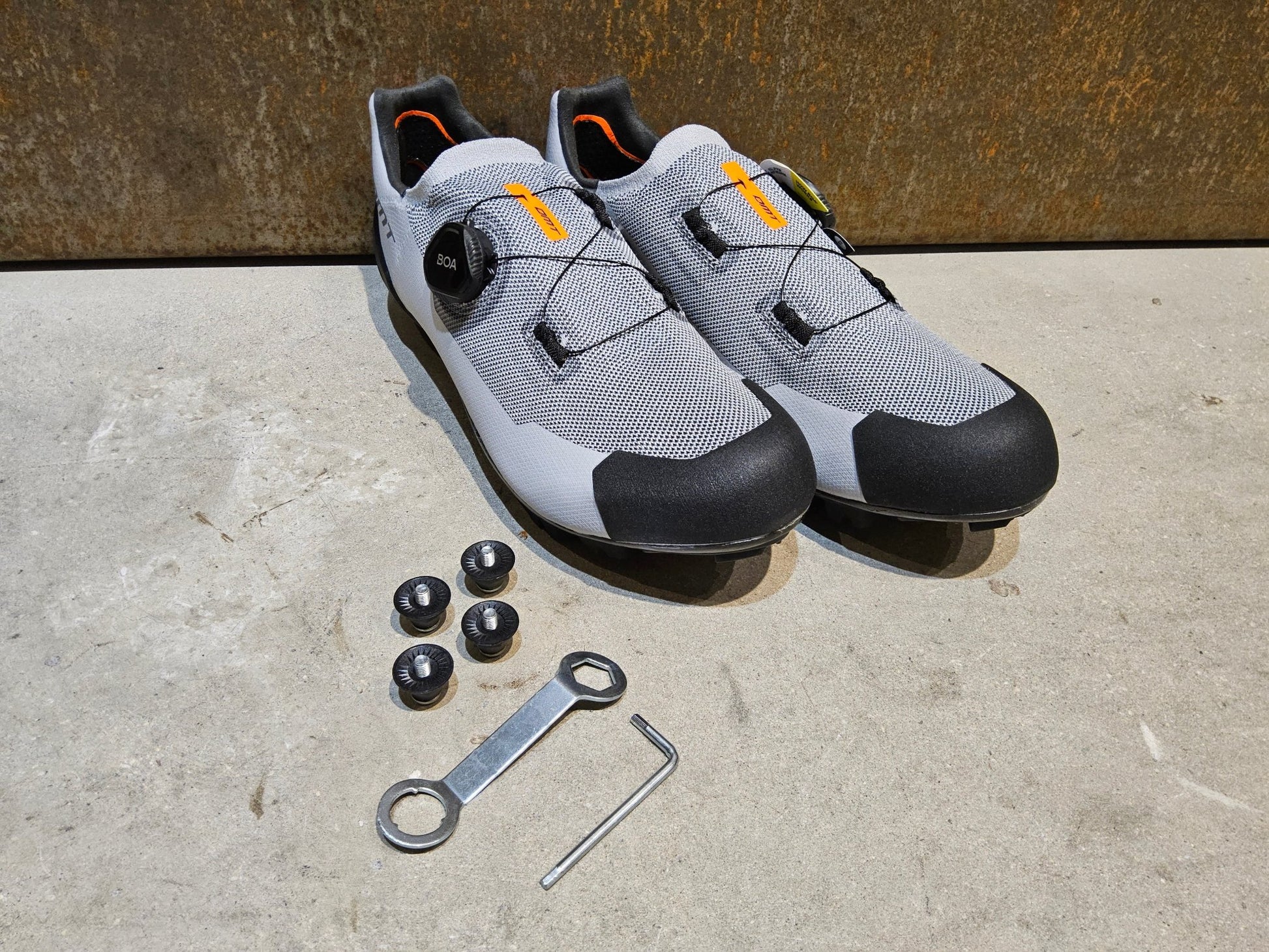 MTB - Herrenschuhe von Dmt, DMT KM30 MOUNTAINBIKESCHUH / GRAU / UNISEX / 42 vor USEDBIKES - OB.DE Hintergrund