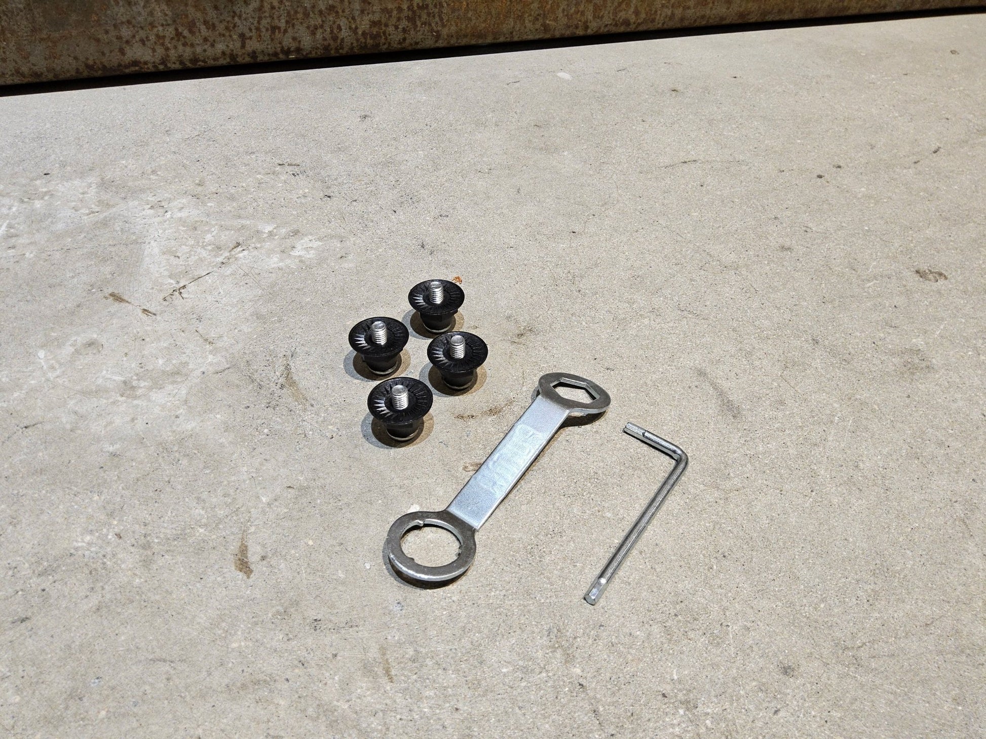 MTB - Herrenschuhe von Dmt, DMT KM30 MOUNTAINBIKESCHUH / GRAU / UNISEX / 42 vor USEDBIKES - OB.DE Hintergrund