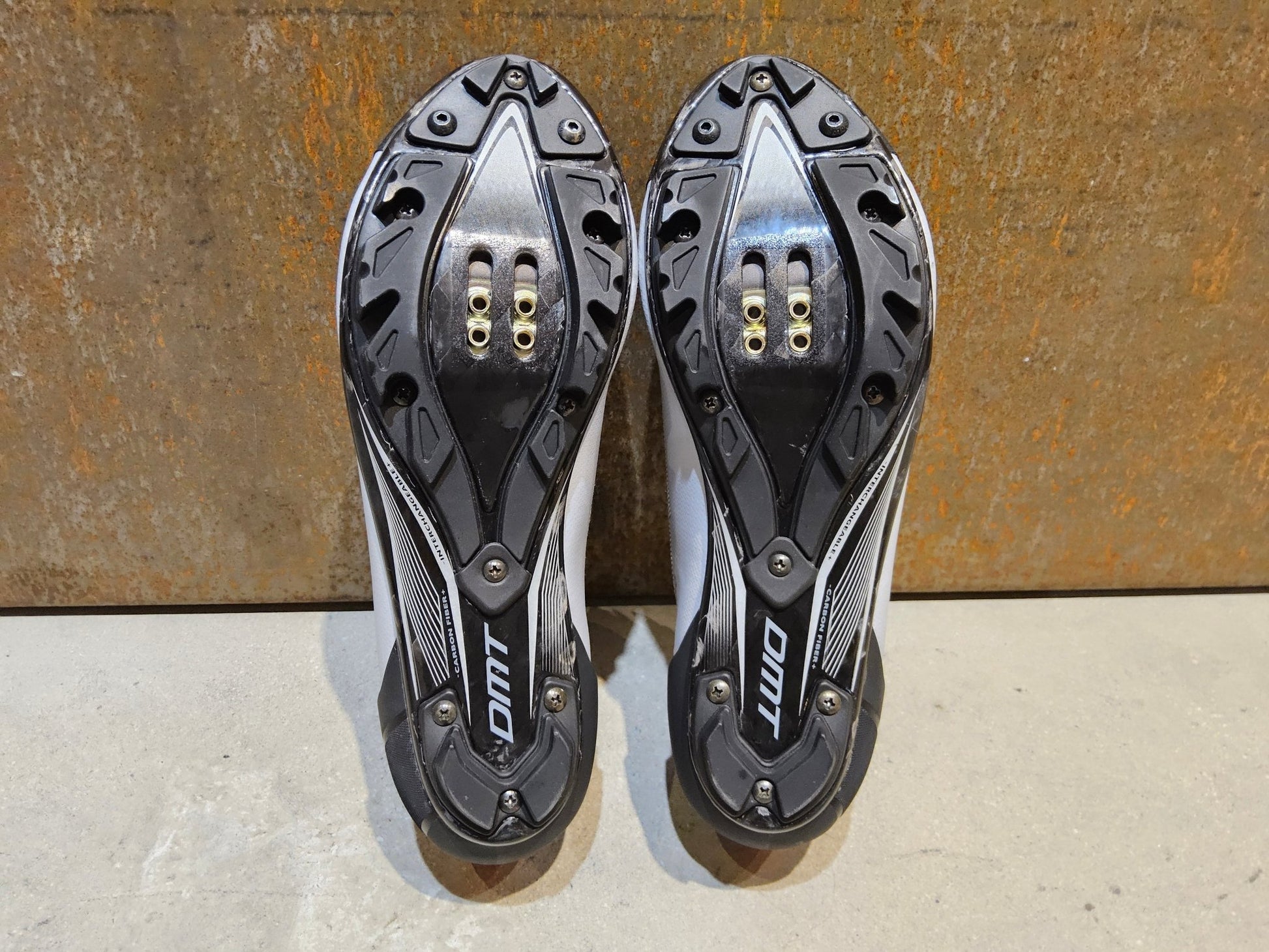 MTB - Herrenschuhe von Dmt, DMT KM30 MOUNTAINBIKESCHUH / GRAU / UNISEX / 42 vor USEDBIKES - OB.DE Hintergrund