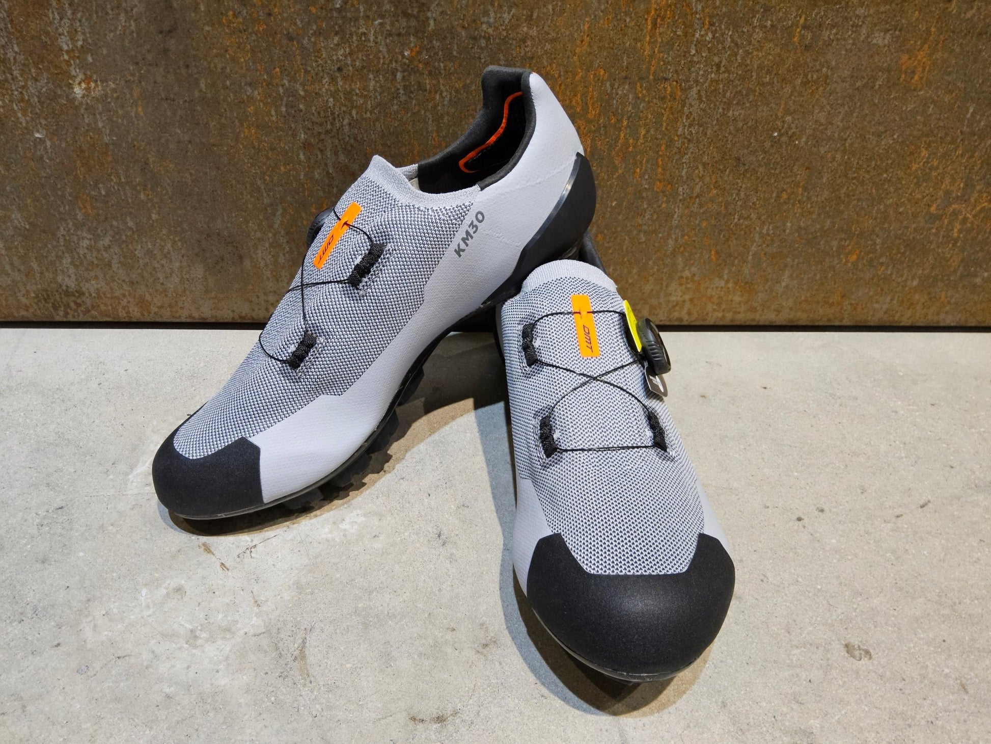 MTB - Herrenschuhe von Dmt, DMT KM30 MOUNTAINBIKESCHUH / GRAU / UNISEX / 42 vor USEDBIKES - OB.DE Hintergrund