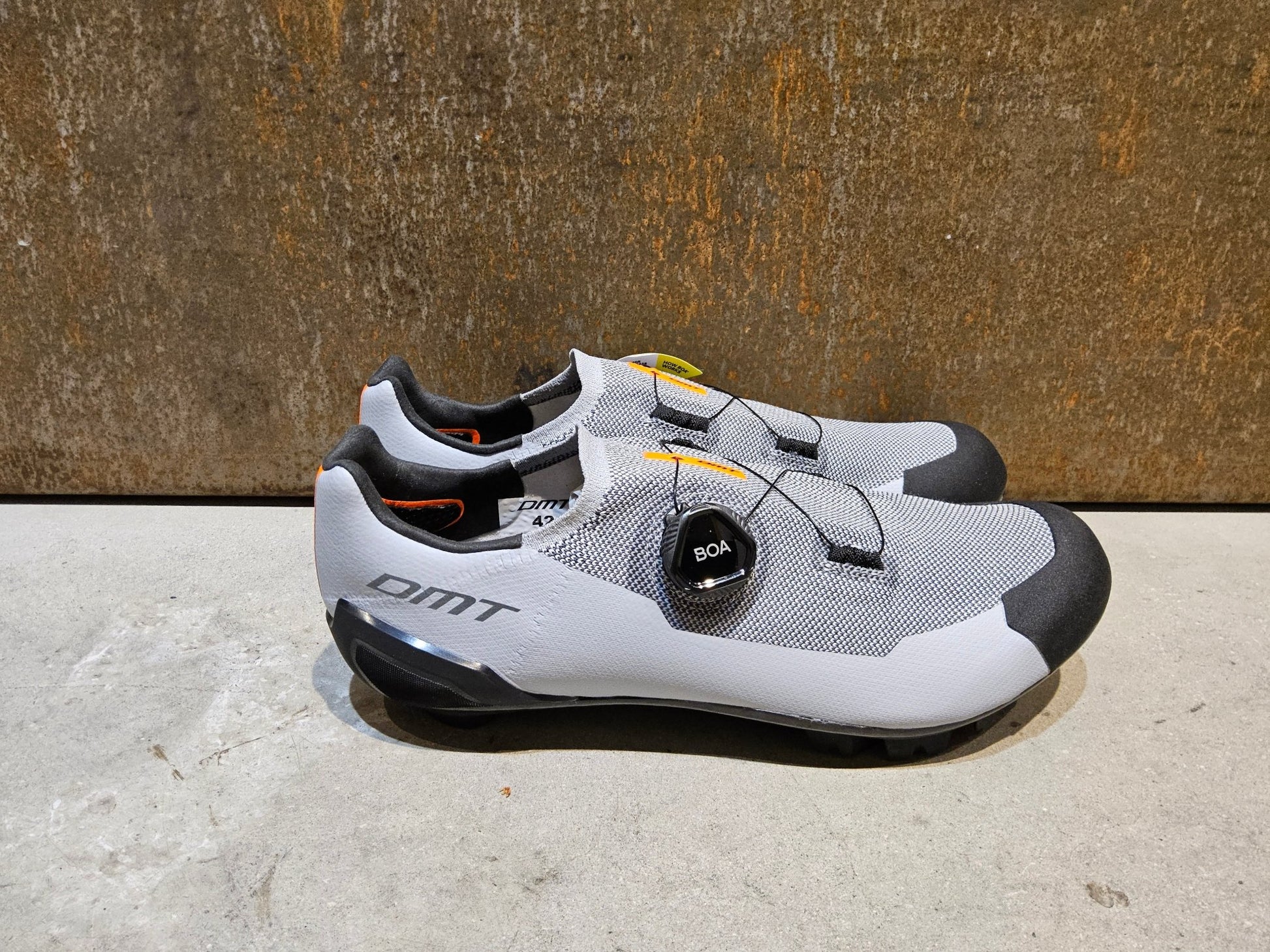 MTB - Herrenschuhe von Dmt, DMT KM30 MOUNTAINBIKESCHUH / GRAU / UNISEX / 42 vor USEDBIKES - OB.DE Hintergrund