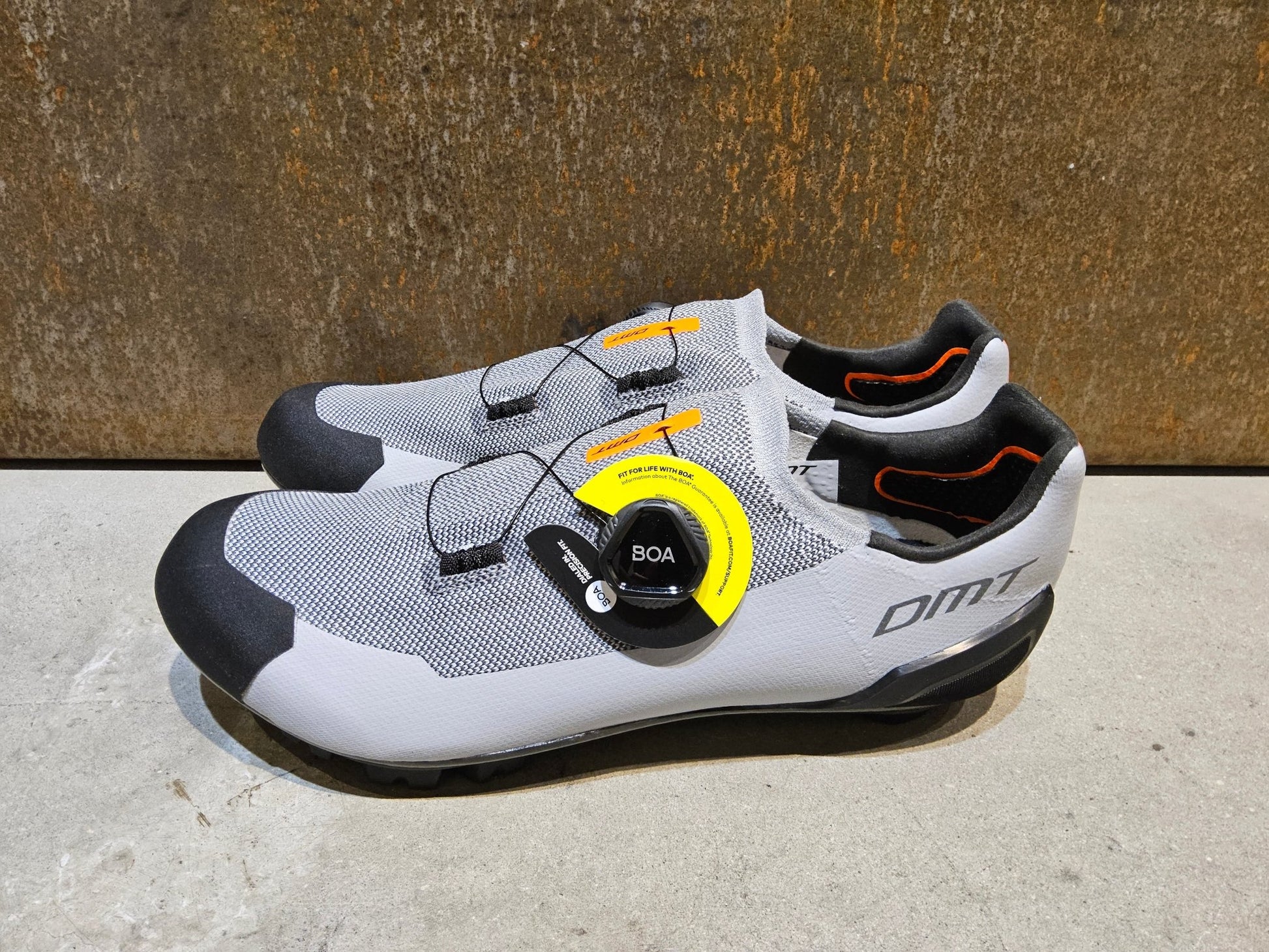 MTB - Herrenschuhe von Dmt, DMT KM30 MOUNTAINBIKESCHUH / GRAU / UNISEX / 42 vor USEDBIKES - OB.DE Hintergrund
