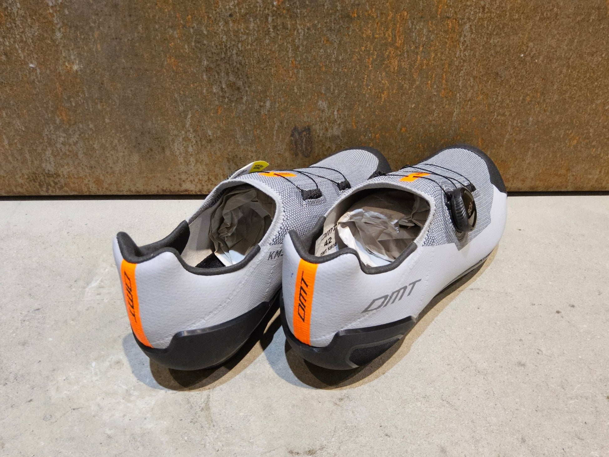 MTB - Herrenschuhe von Dmt, DMT KM30 MOUNTAINBIKESCHUH / GRAU / UNISEX / 42 vor USEDBIKES - OB.DE Hintergrund