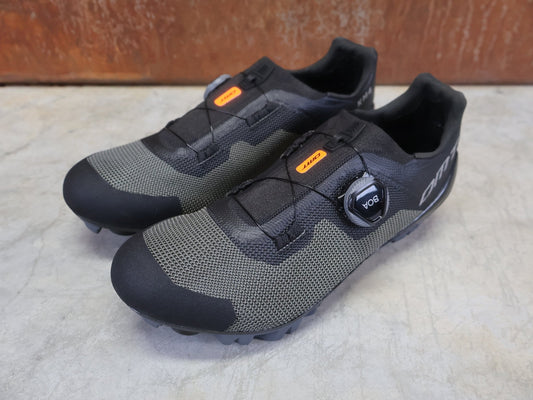 MTB - Herrenschuhe von Dmt, DMT KM4 MOUNTAINBIKESCHUH / SCHWARZ / GRÜN / UNISEX vor USEDBIKES - OB.DE Hintergrund