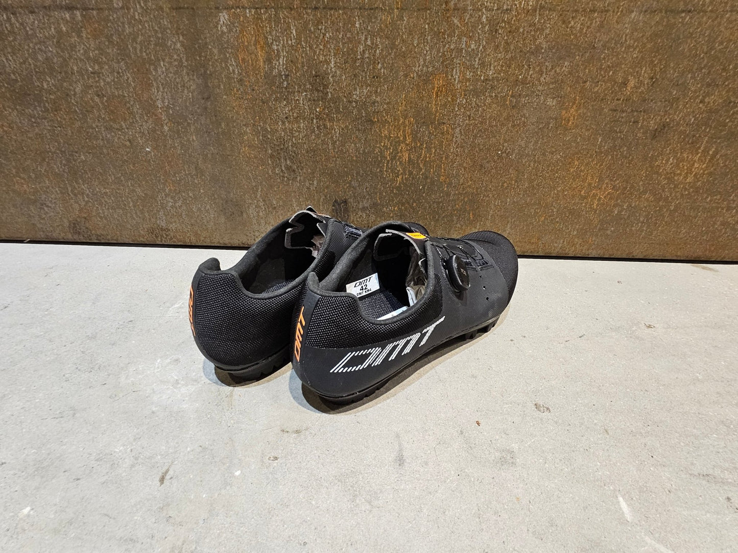 MTB - Herrenschuhe von Dmt, DMT KM4 MOUNTAINBIKESCHUH / SCHWARZ / UNISEX / 42 vor USEDBIKES - OB.DE Hintergrund