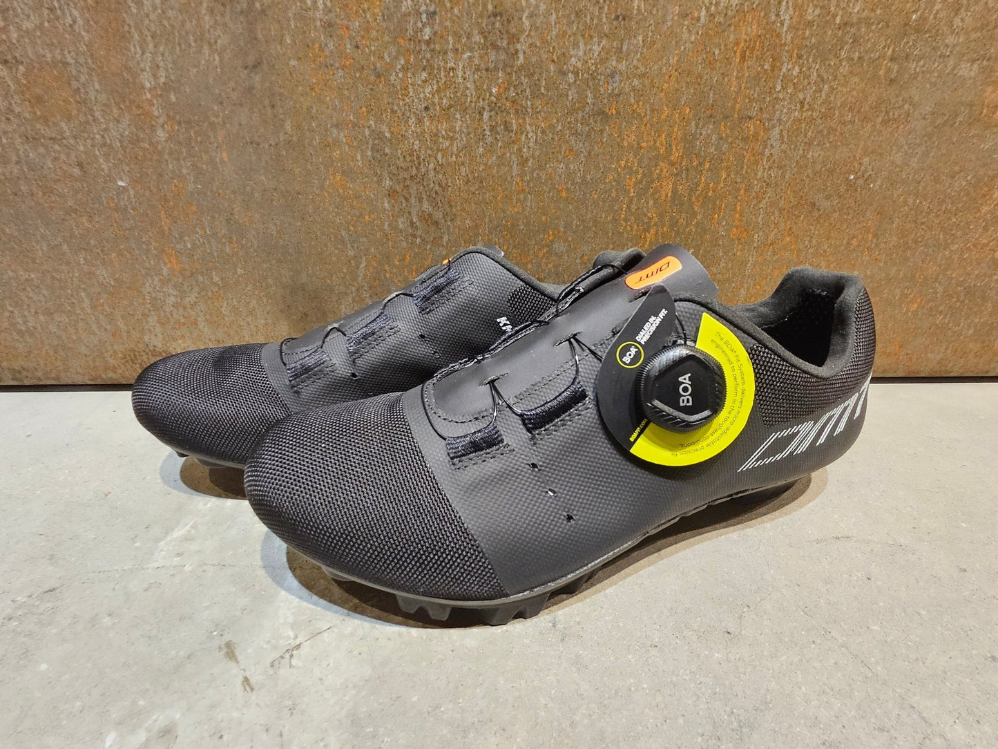 MTB - Herrenschuhe von Dmt, DMT KM4 MOUNTAINBIKESCHUH / SCHWARZ / UNISEX / 42 vor USEDBIKES - OB.DE Hintergrund