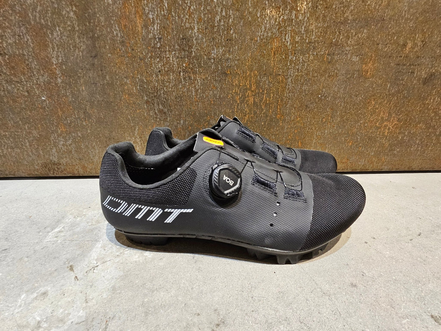 MTB - Herrenschuhe von Dmt, DMT KM4 MOUNTAINBIKESCHUH / SCHWARZ / UNISEX / 42 vor USEDBIKES - OB.DE Hintergrund