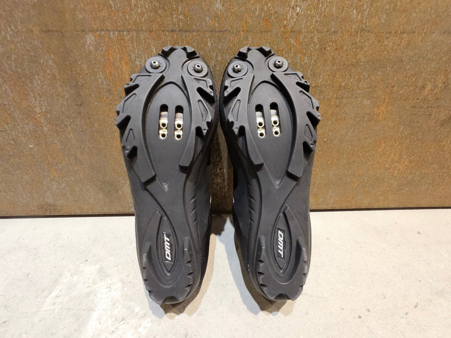 MTB - Herrenschuhe von Dmt, DMT KM4 MOUNTAINBIKESCHUH / SCHWARZ / UNISEX / 42 vor USEDBIKES - OB.DE Hintergrund