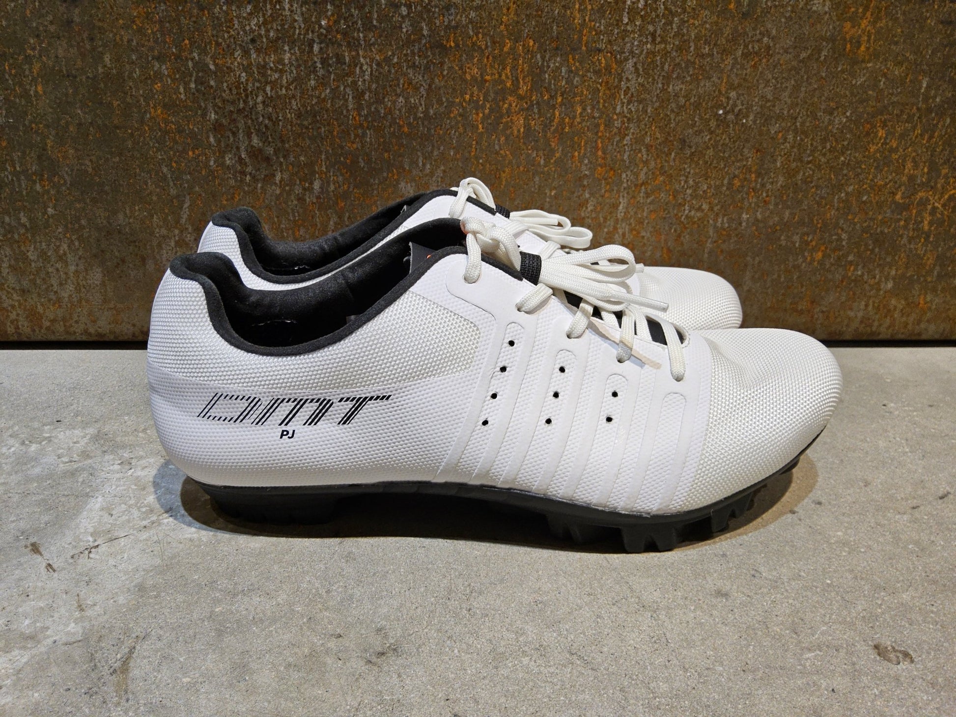 MTB - Herrenschuhe von Dmt, DMT KM4 PJ MOUNTAINBIKESCHUH / WEIß / UNISEX / 42 vor USEDBIKES - OB.DE Hintergrund