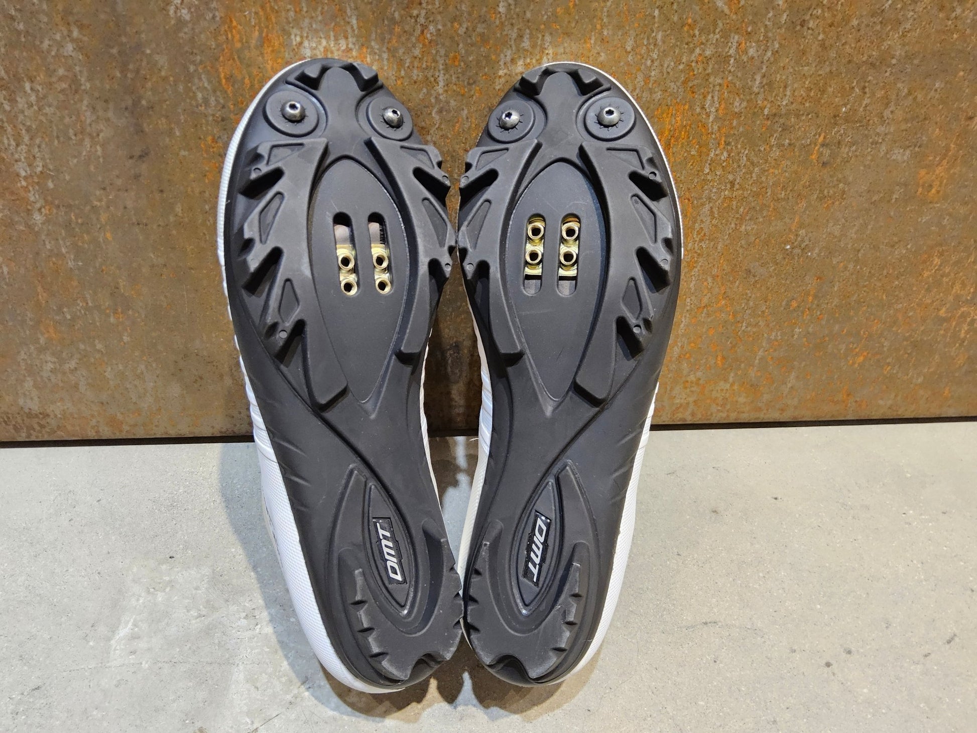 MTB - Herrenschuhe von Dmt, DMT KM4 PJ MOUNTAINBIKESCHUH / WEIß / UNISEX / 42 vor USEDBIKES - OB.DE Hintergrund