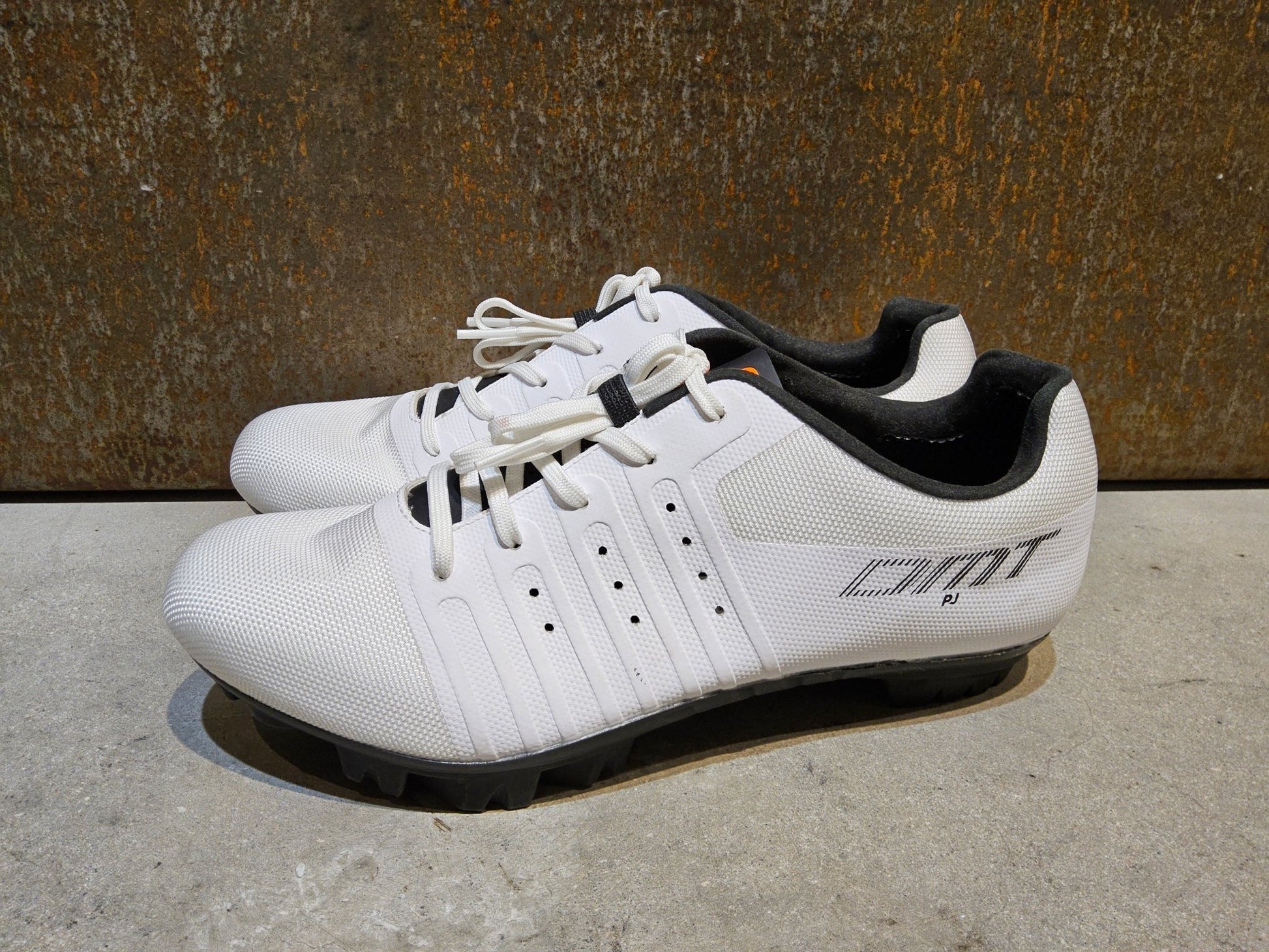 MTB - Herrenschuhe von Dmt, DMT KM4 PJ MOUNTAINBIKESCHUH / WEIß / UNISEX / 42 vor USEDBIKES - OB.DE Hintergrund