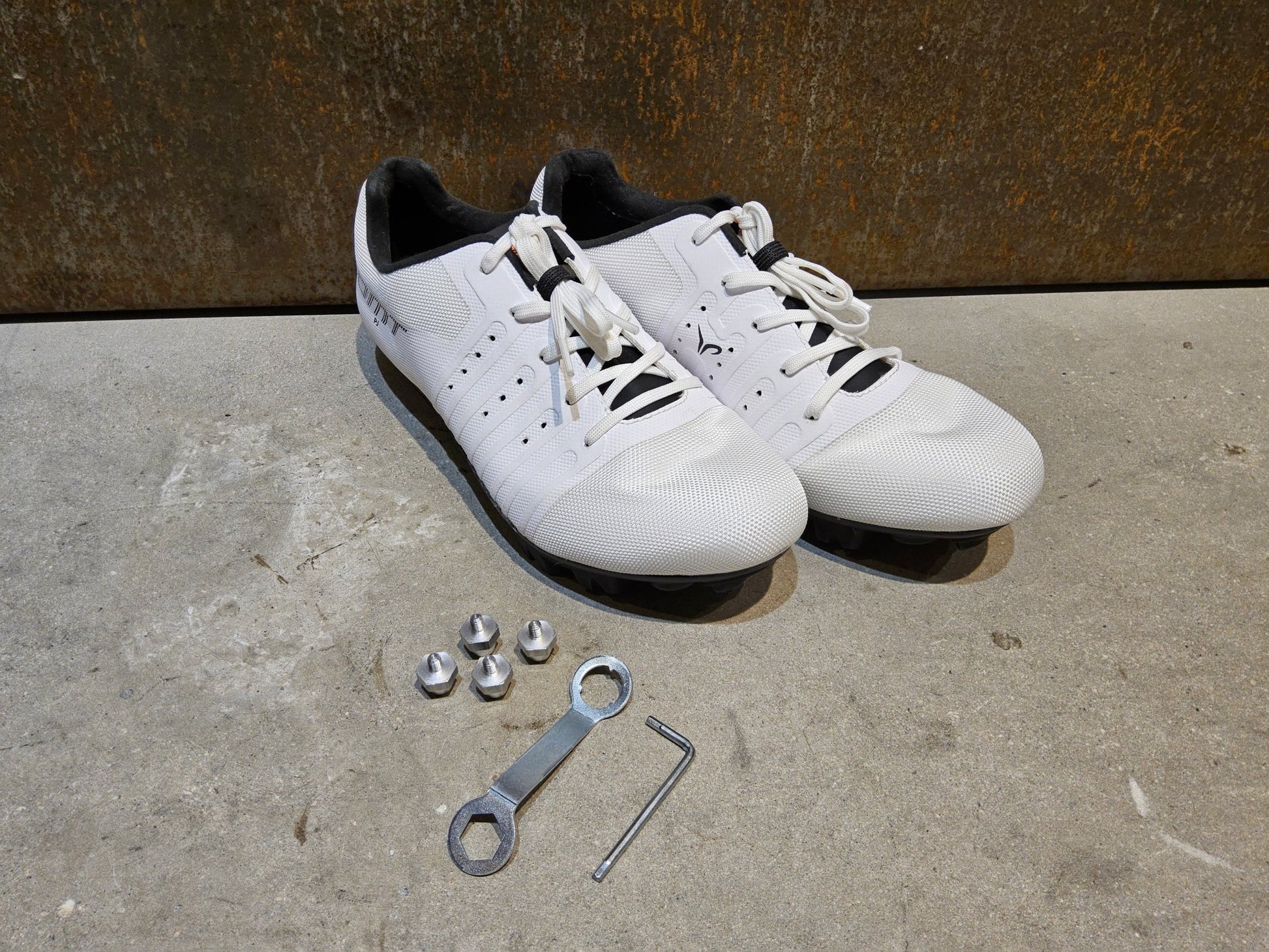 MTB - Herrenschuhe von Dmt, DMT KM4 PJ MOUNTAINBIKESCHUH / WEIß / UNISEX / 42 vor USEDBIKES - OB.DE Hintergrund