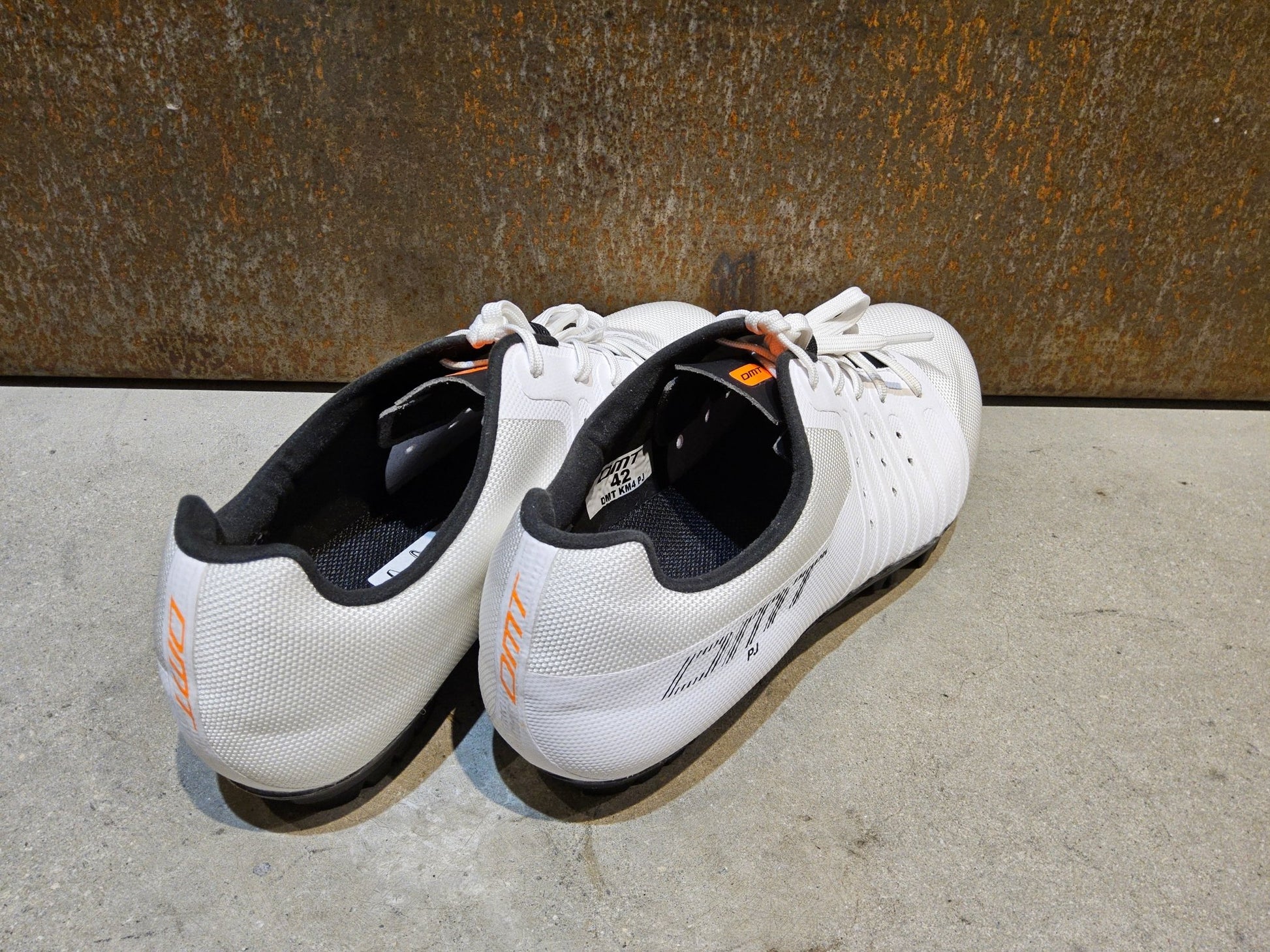 MTB - Herrenschuhe von Dmt, DMT KM4 PJ MOUNTAINBIKESCHUH / WEIß / UNISEX / 42 vor USEDBIKES - OB.DE Hintergrund