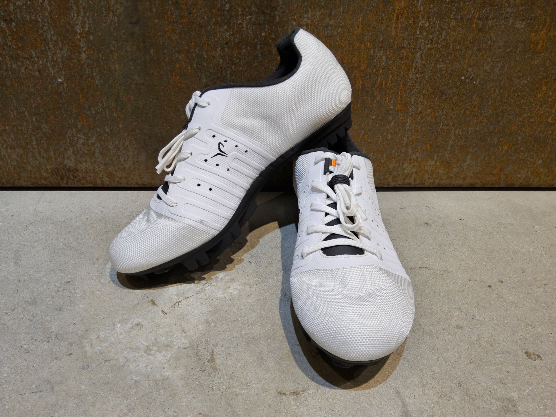 MTB - Herrenschuhe von Dmt, DMT KM4 PJ MOUNTAINBIKESCHUH / WEIß / UNISEX / 42 vor USEDBIKES - OB.DE Hintergrund