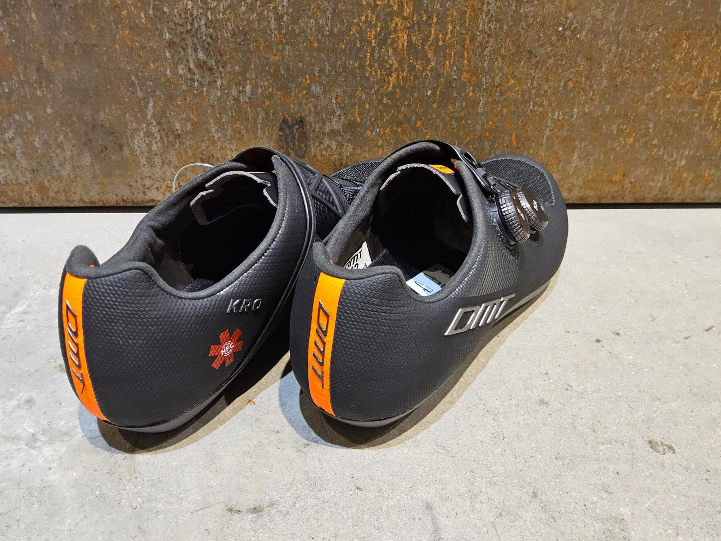 RR - Herrenschuhe von Dmt, DMT KR0 EVO RENNRADSCHUH / SCHWARZ / ANTHRAZIT / UNISEX / 42 vor USEDBIKES - OB.DE Hintergrund