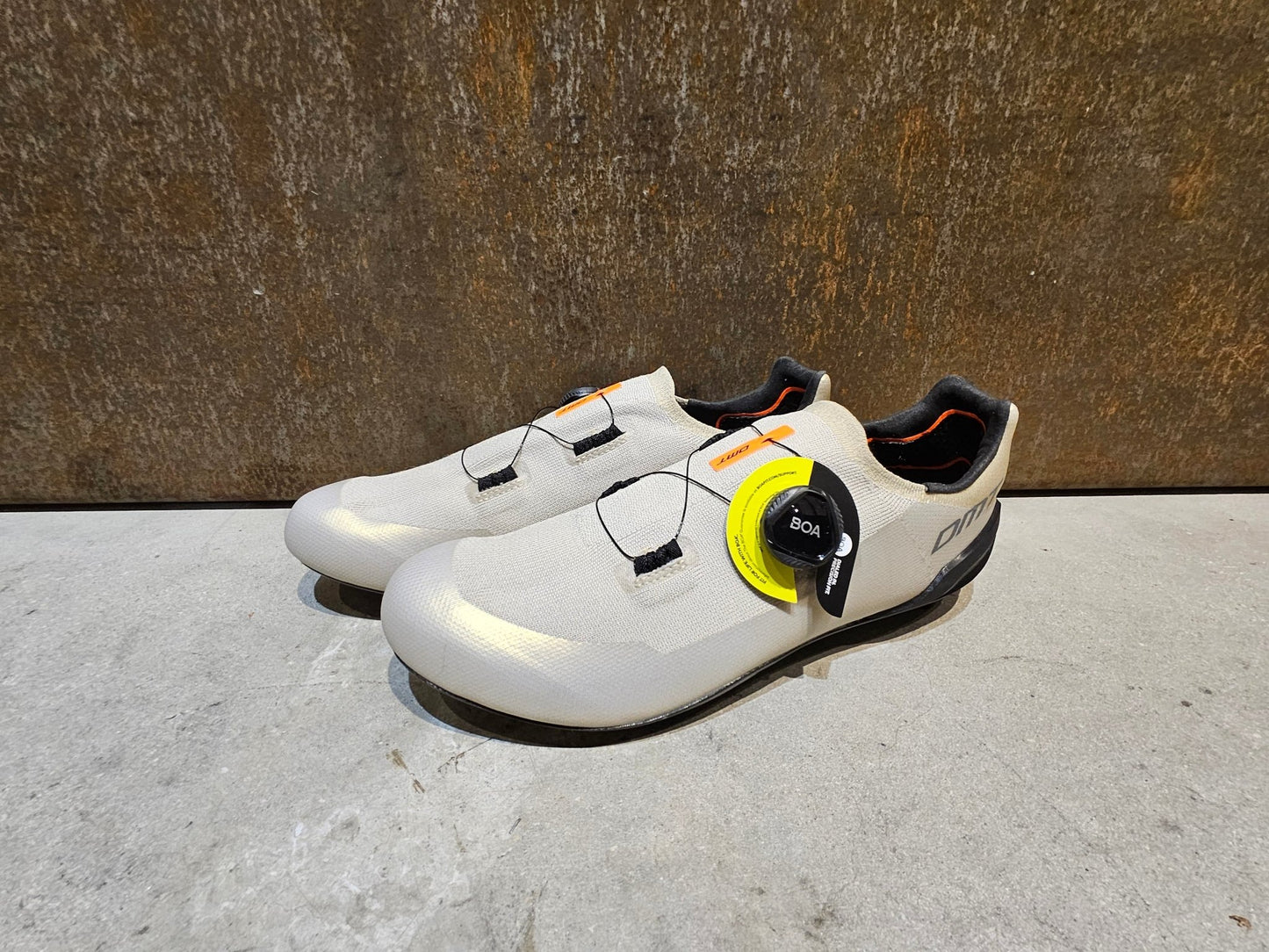 RR - Herrenschuhe von Dmt, DMT KR30 RENNRADSCHUH / SAND / BLACK / UNISEX / 42 vor USEDBIKES - OB.DE Hintergrund